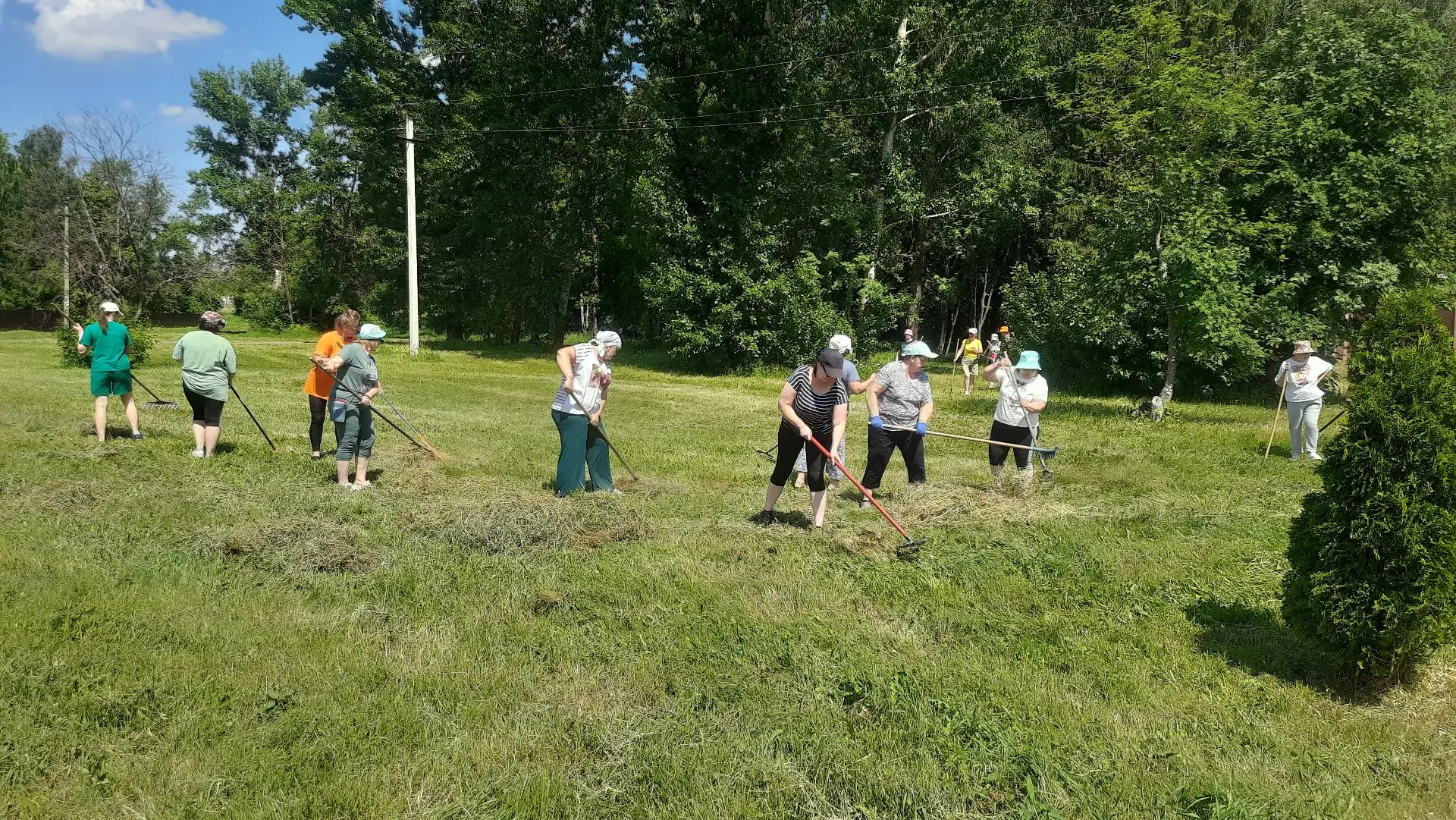 Благоустройство округа продолжается

Сотрудники организаций и учреждений провели субботник по уборке
