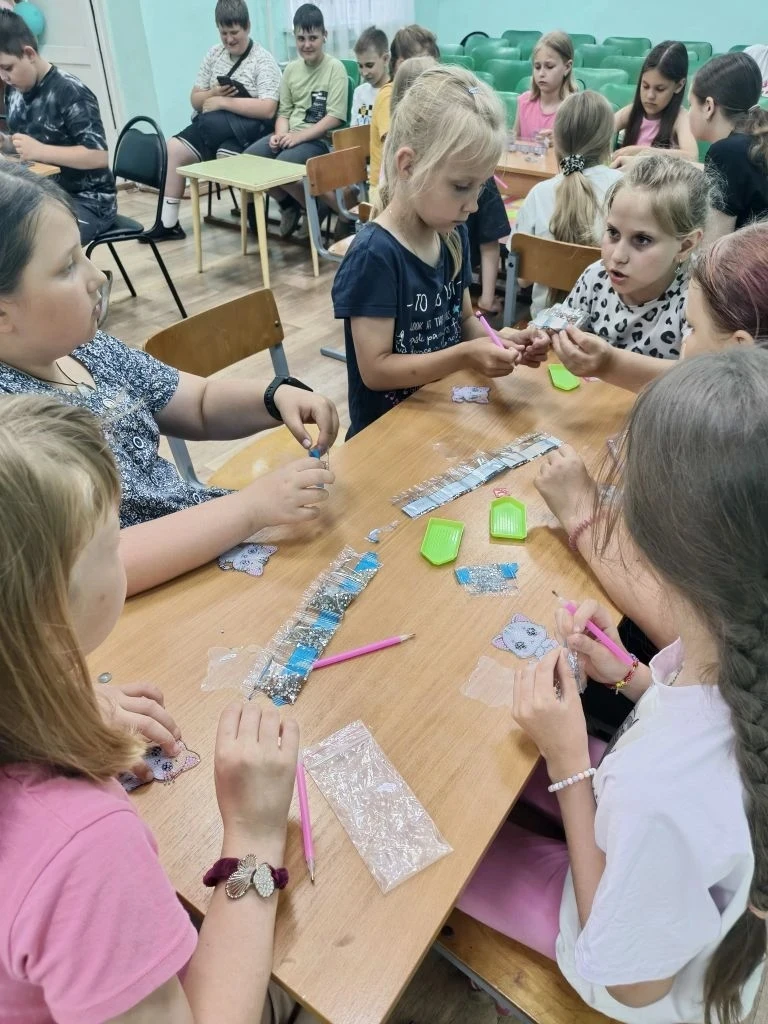 Десятый день летнего лагеря прошёл весело и творчески! 🎨☀️
 Ребята много играли в любимые дворовые 