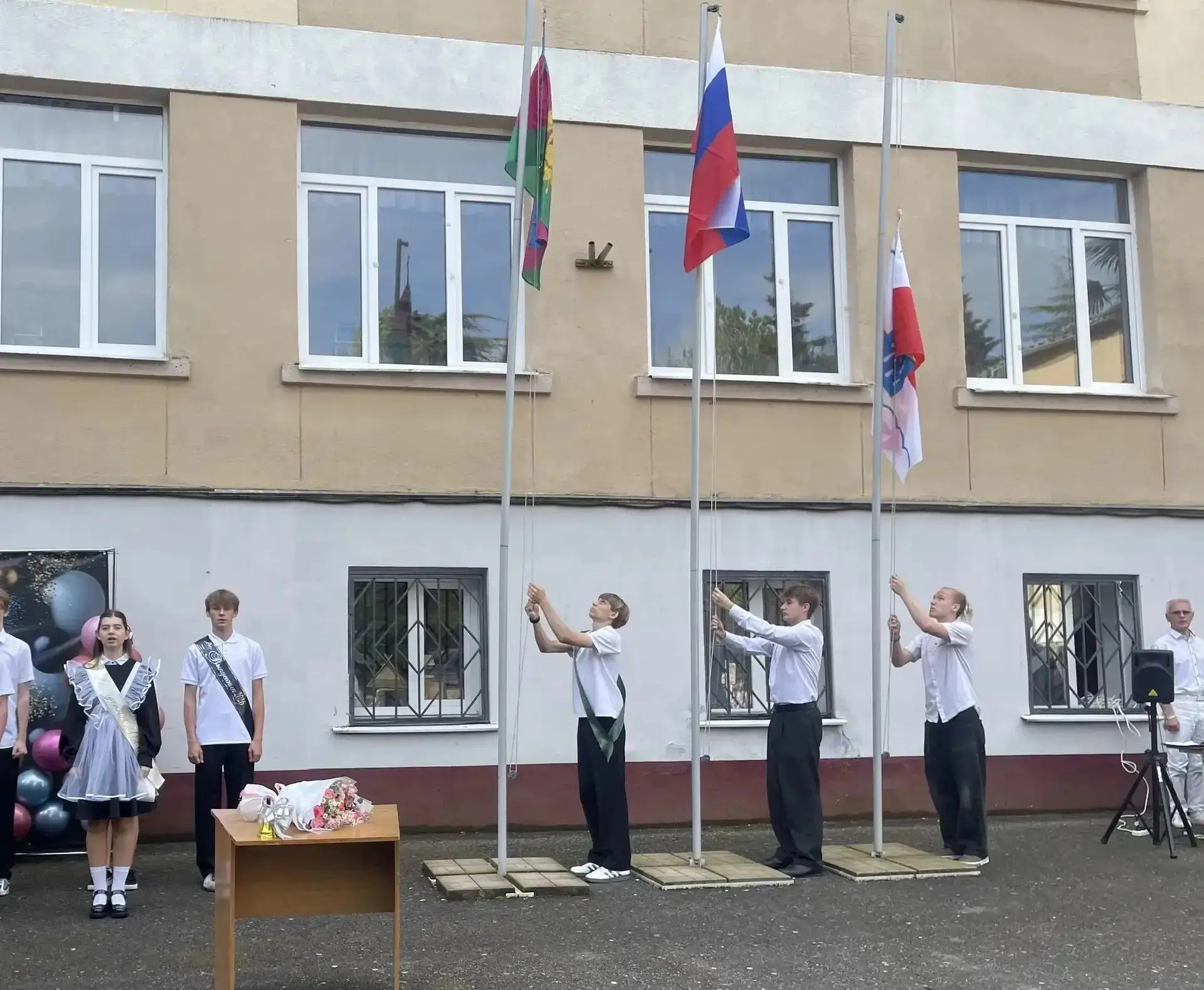 Вот и прозвенел последний звонок для наших выпускников 2026 года. Праздничная линейка традиционно на