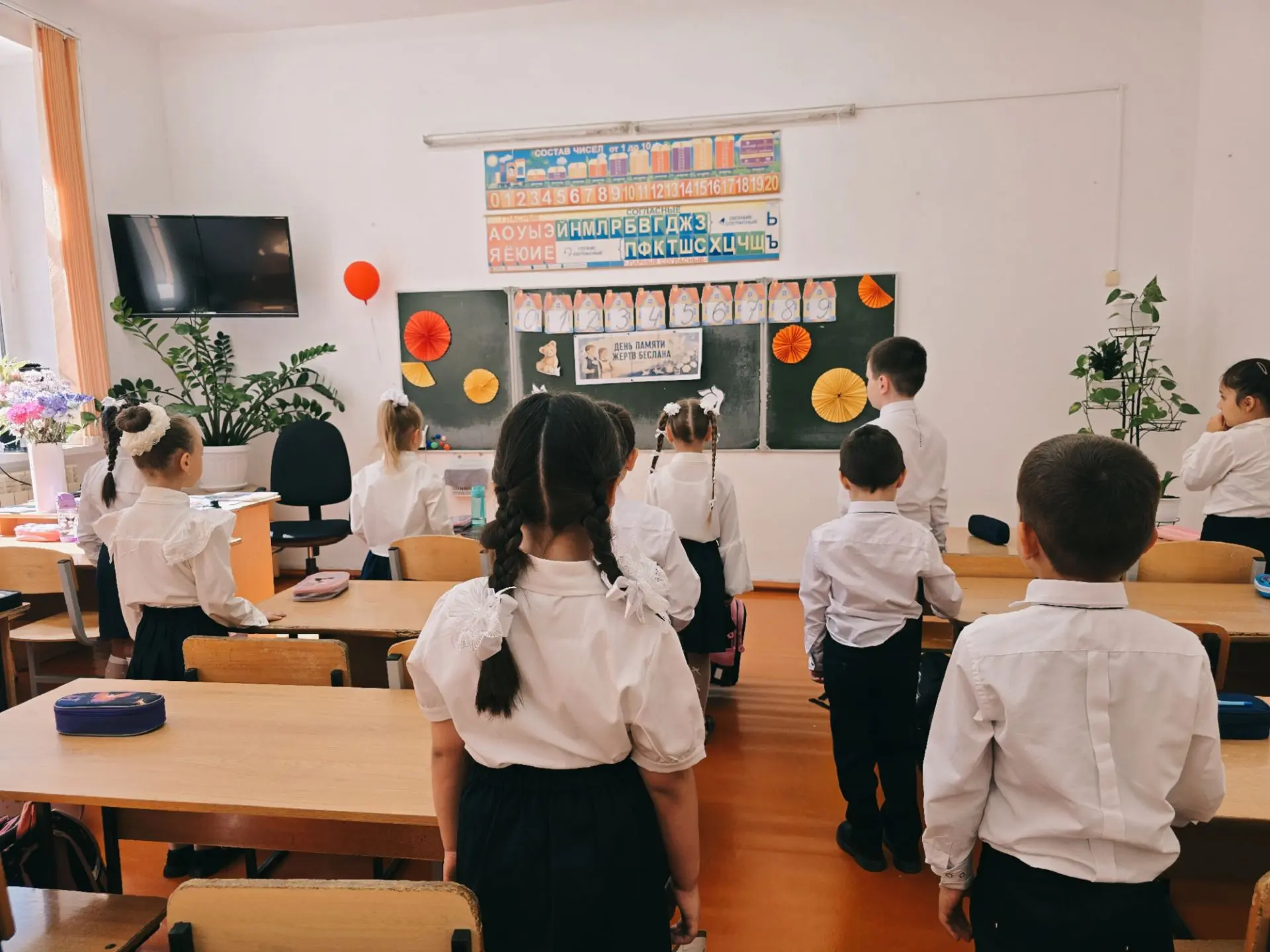🕊️ День памяти и солидарности в 1 «В» классе: помним ради будущего