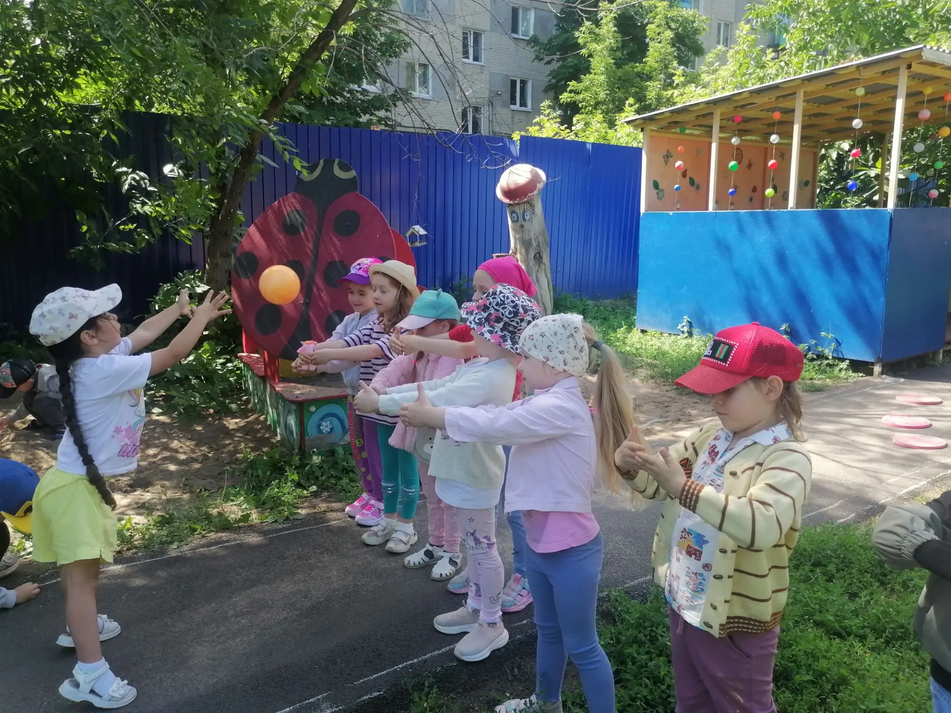 Лето в детском саду — это время весёлых прогулок и открытий!

Дети с интересом наблюдают за растения