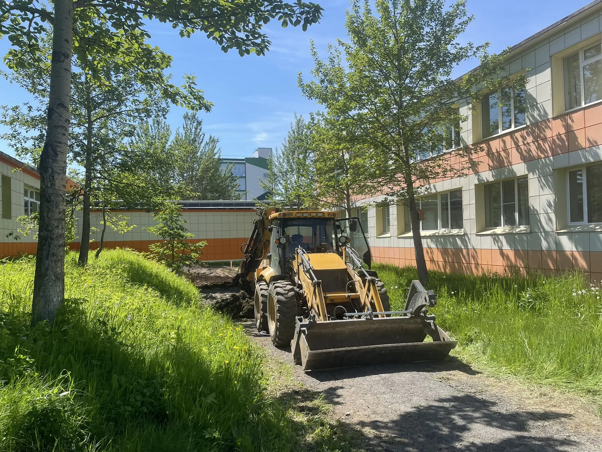 🔥 В школе №34 — большие перемены!

Продолжается долгожданное благоустройство территории. Старый асф