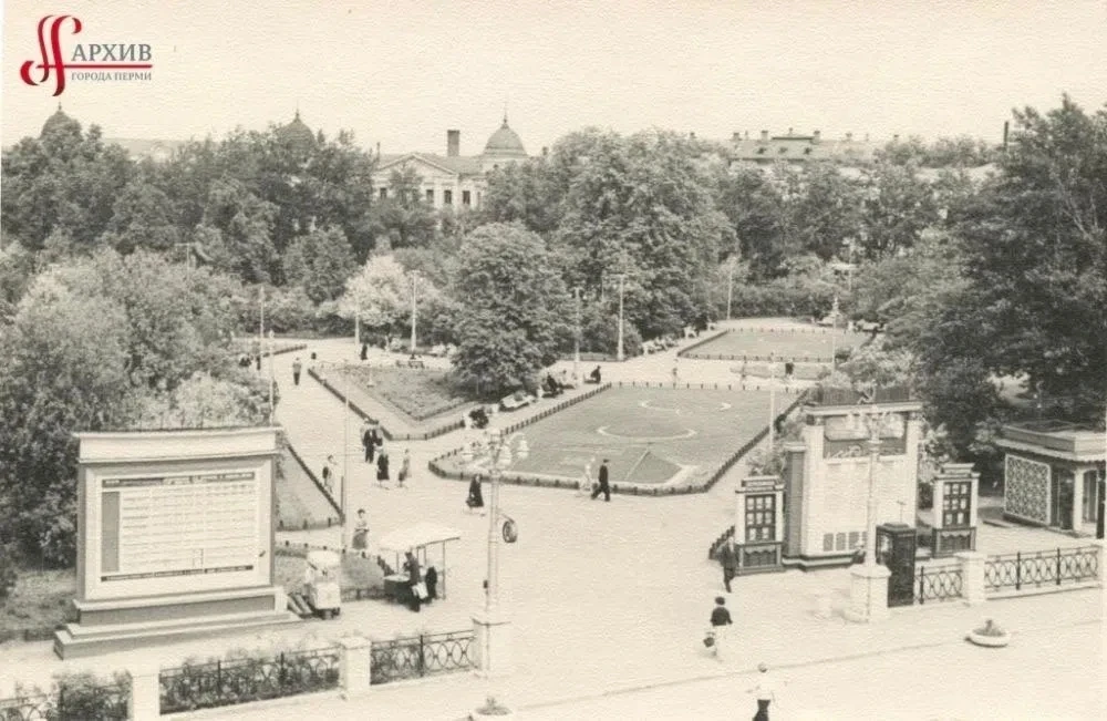 Комсомольский сквер перед Театром оперы и балета, 1962 год.