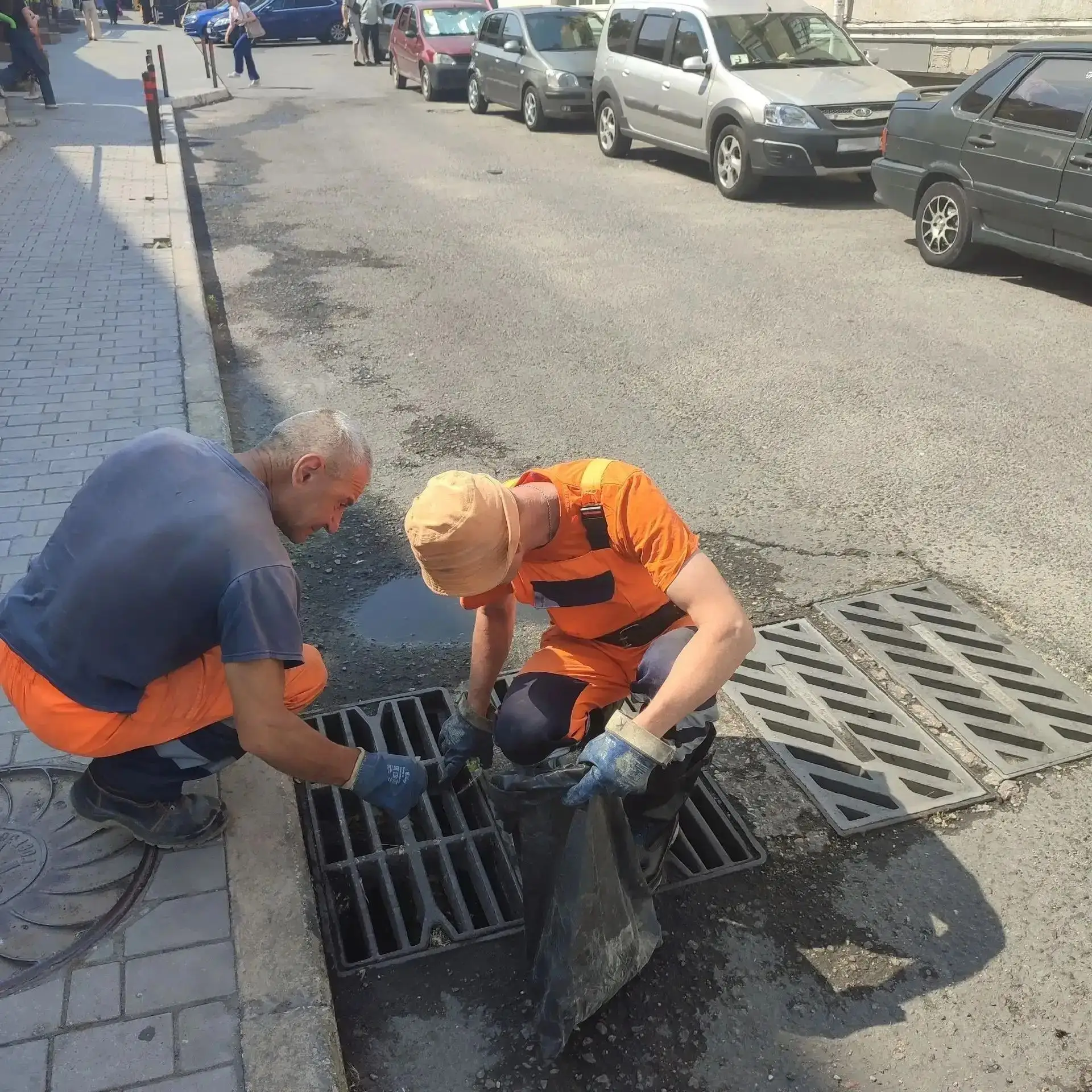 🔧Сегодня специалисты Водоканала провели очистку решёток дождеприёмника на ул. Шмидта и ул. Очаковце