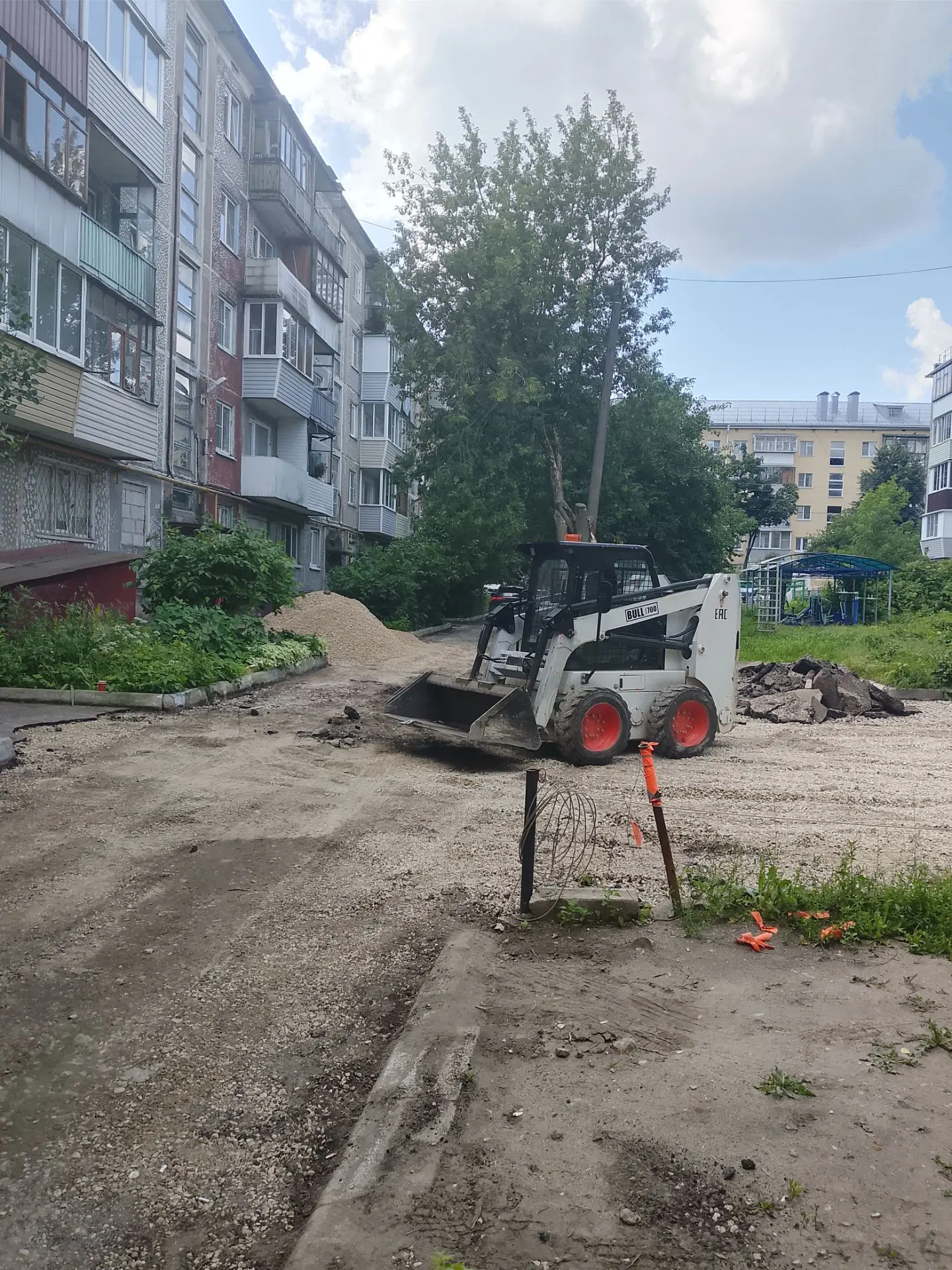 На придомовой территории мкд Тульская 67 полным ходом идут работы по асфальтированию дв...