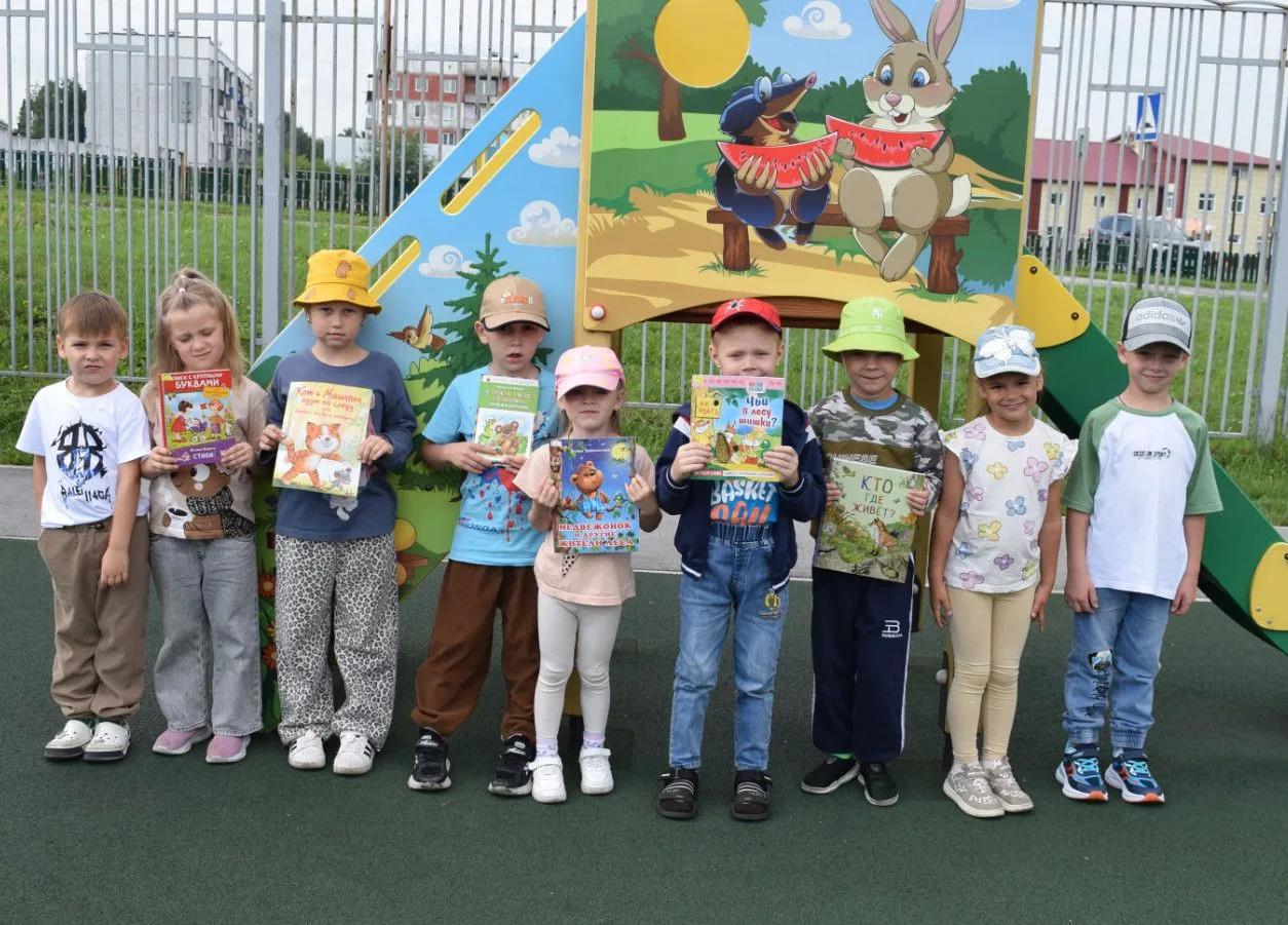 🐻 23 июля библиотекари из модельной библиотеки провели познавательную беседу на свежем воздухе для 
