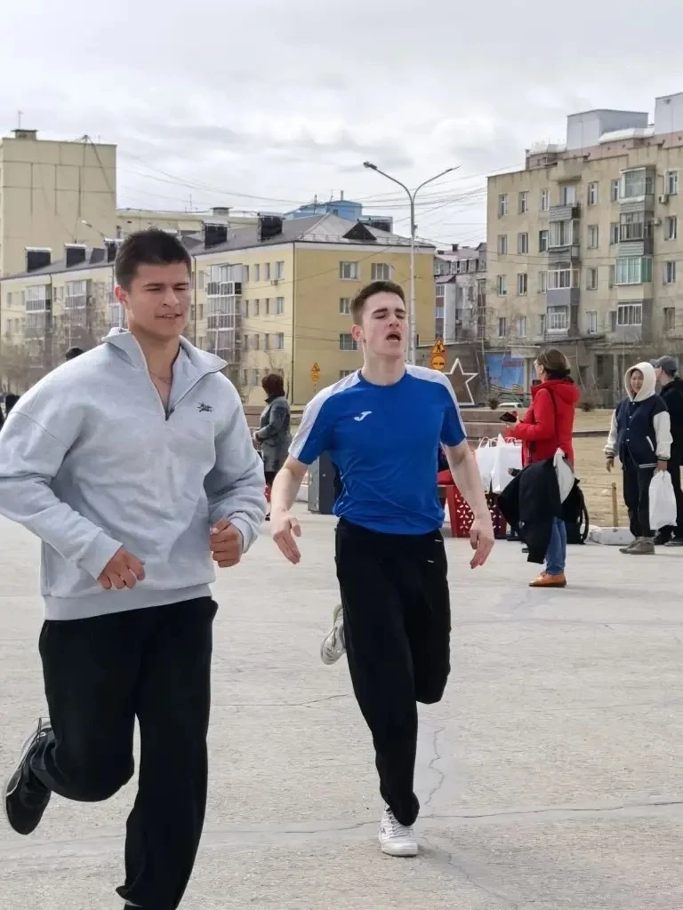 ЗАБЕГ ПОБЕДЫ.  После долгой холодной ветреной весны в этот день наконец-то поутих гул проводов, приб