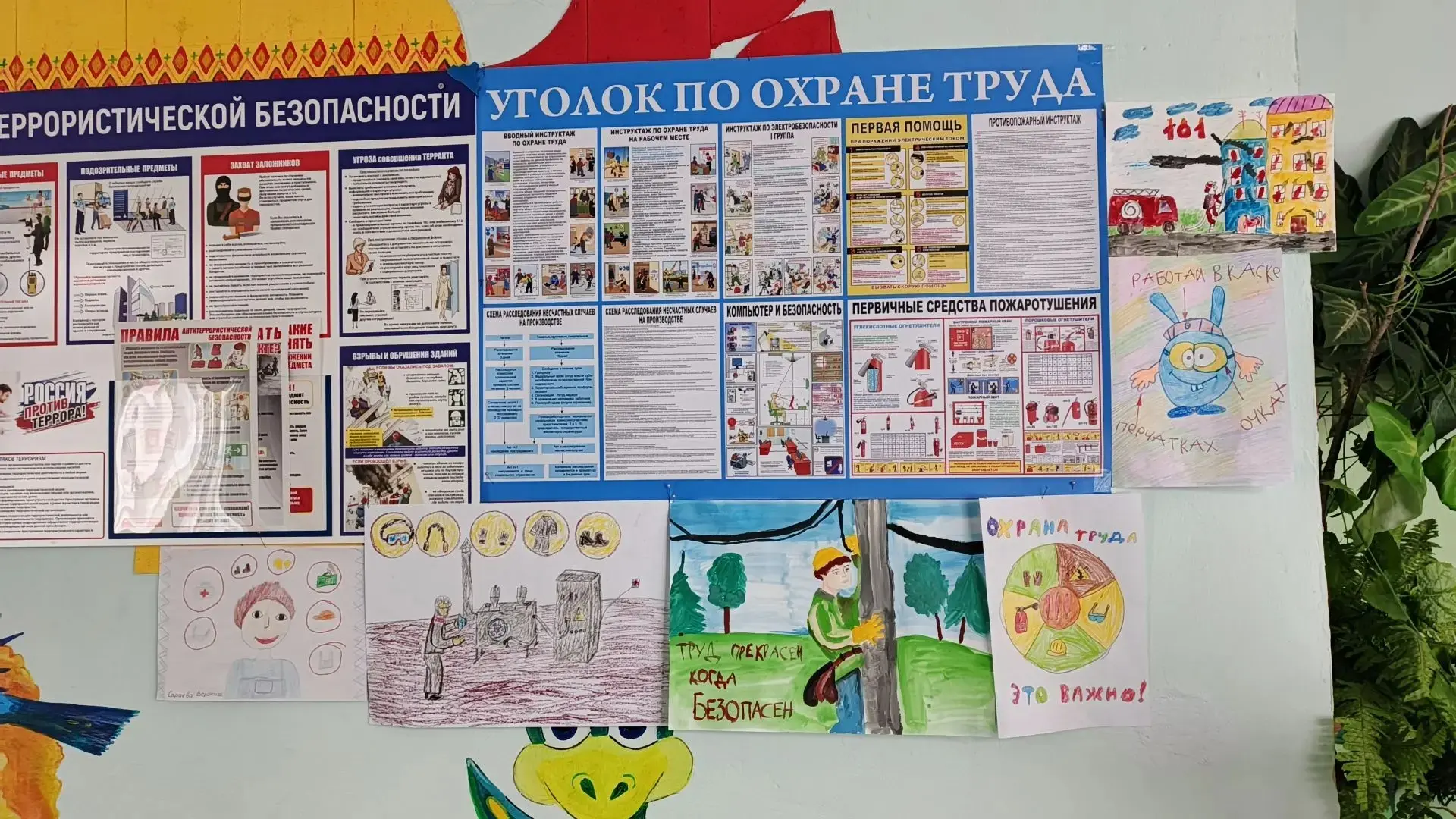 🎨✨ Сегодня в нашем Доу открылась выставка рисунков, созданных маленькими художниками! Каждый рисуно