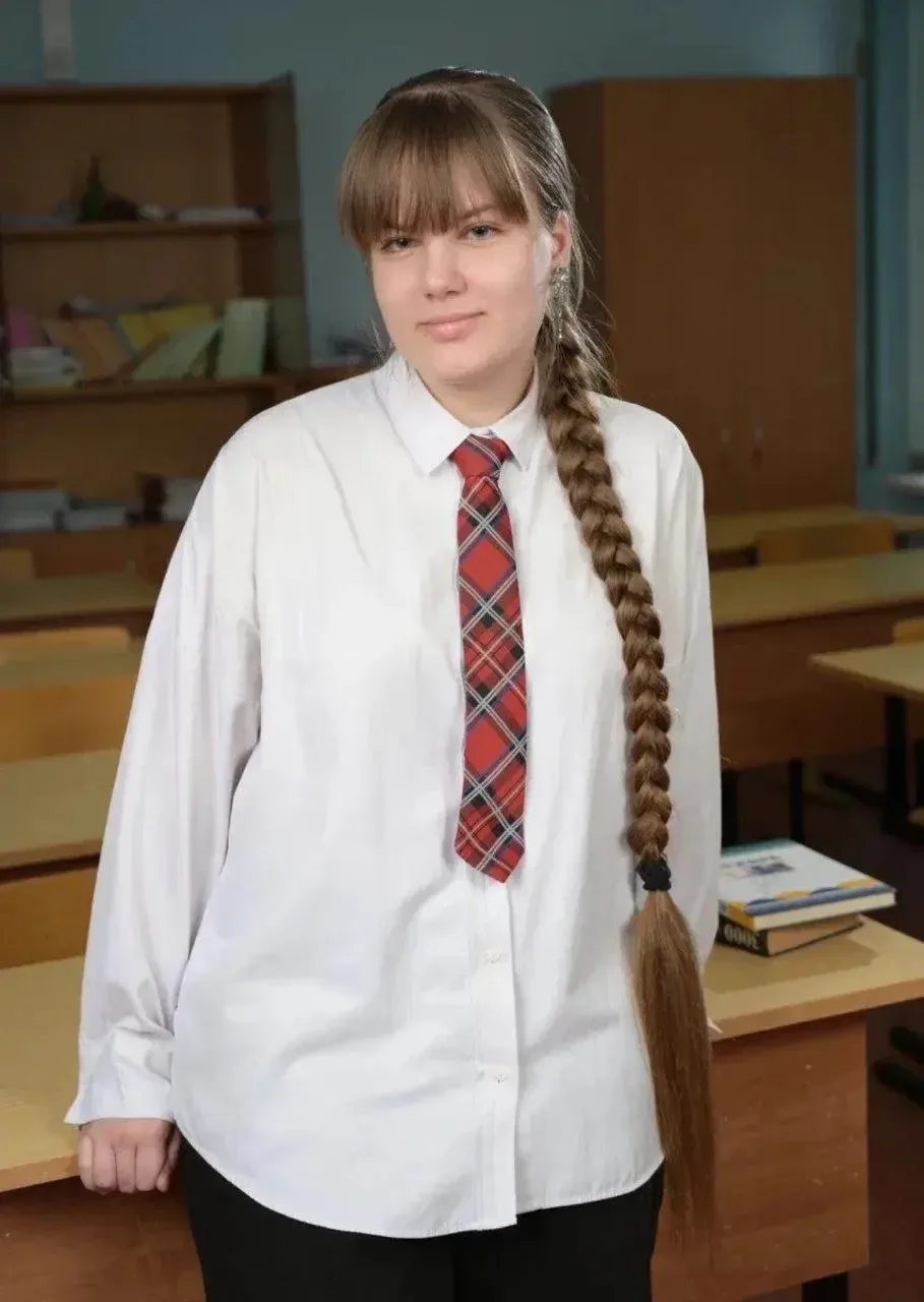 Гладышева Анна - выпускница 9 «Г»класса, продолжит обучение в 10 классе нашей школы (инженерный проф