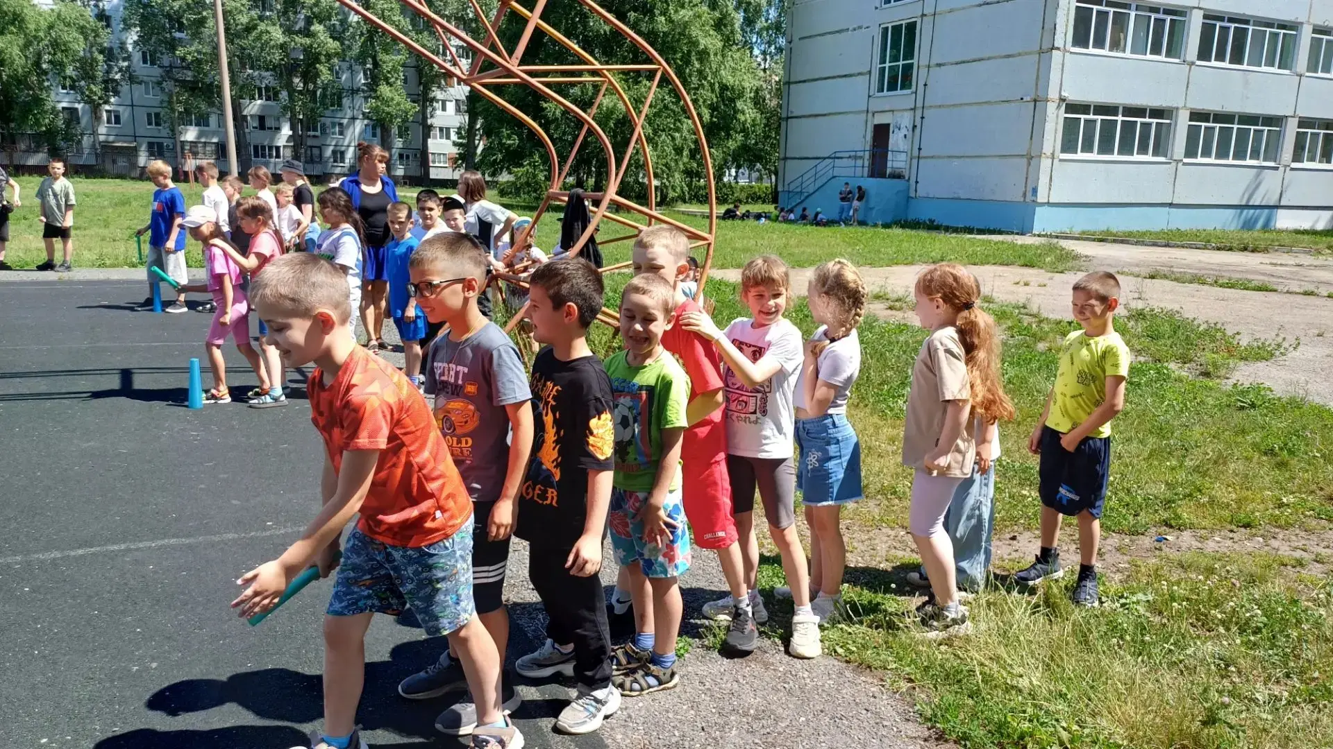 Третья неделя в лагере традиционно началась с поднятия флага. После сытного завтрака отряды отправил