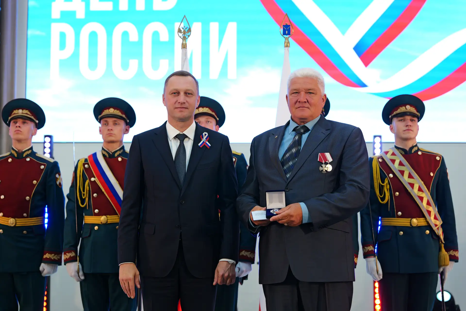 В правительстве Саратовской области губернатор вручил государственные и региональные награды жителям