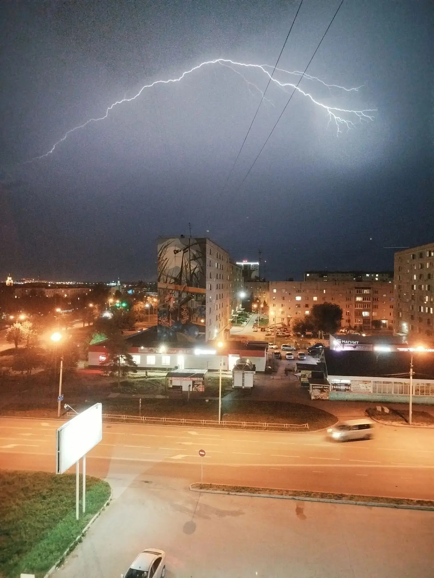 А как вам такой кадр над городом?