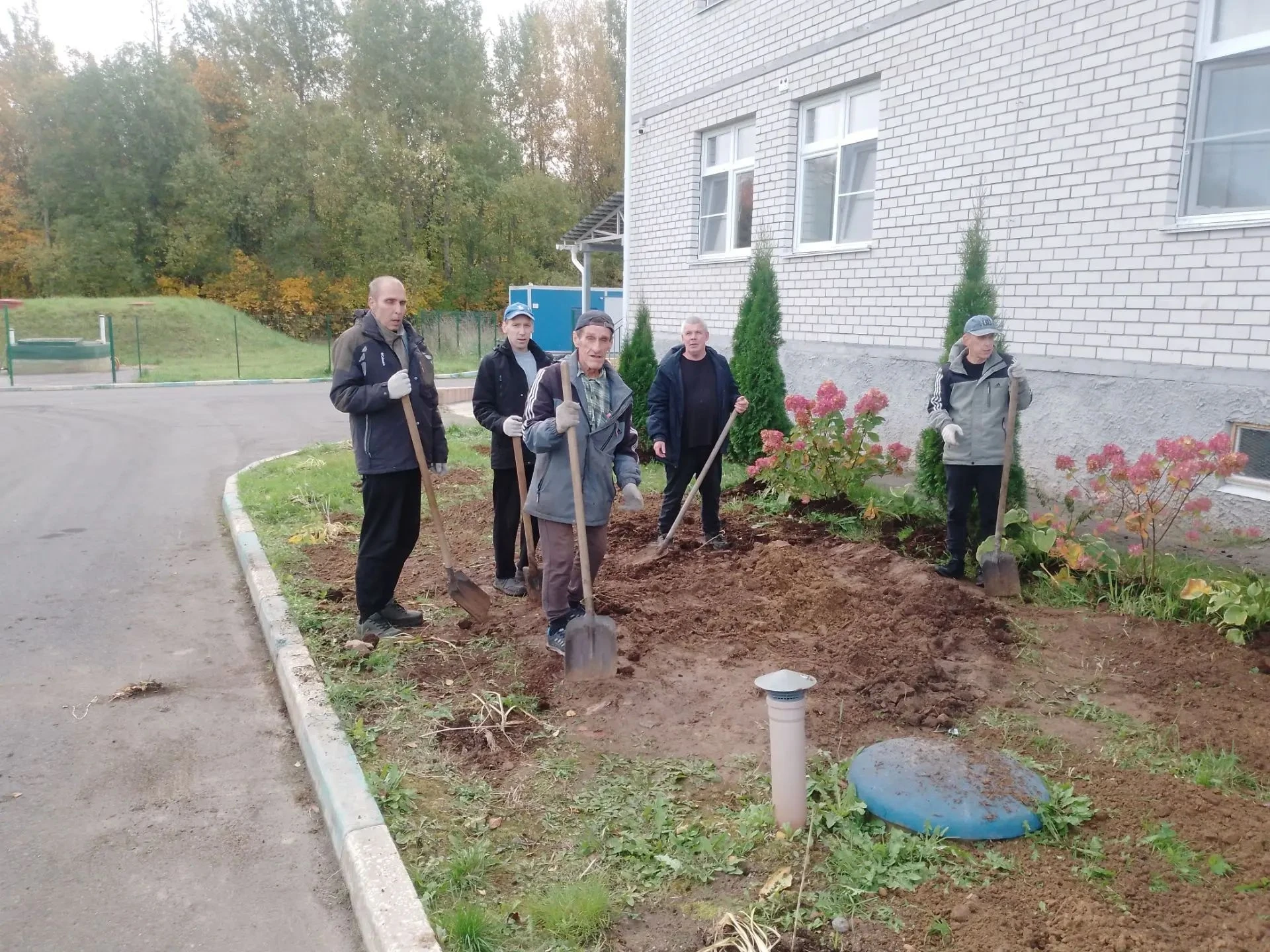🍂 Осенний трудовой десант: готовим клумбы к зиме! 🍂