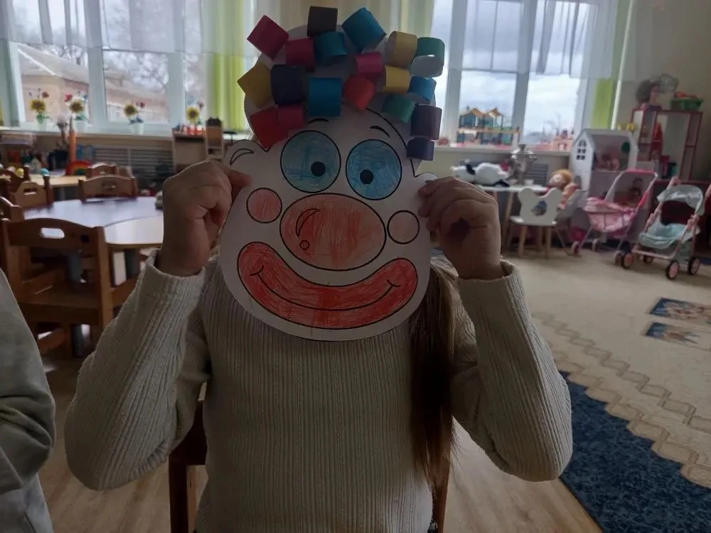 Сегодня в старшей группе "Пчёлки 🐝" был весёлый День смеха. Утром мы сделали зарядку, ...