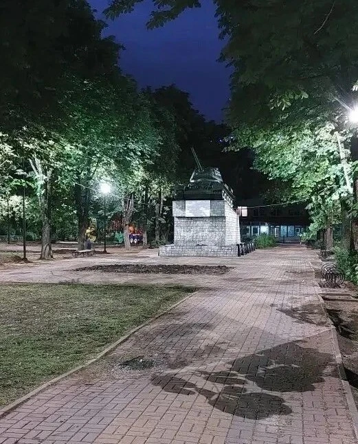 В сквере "Ветеранов" на Московской отремонтировали освещение