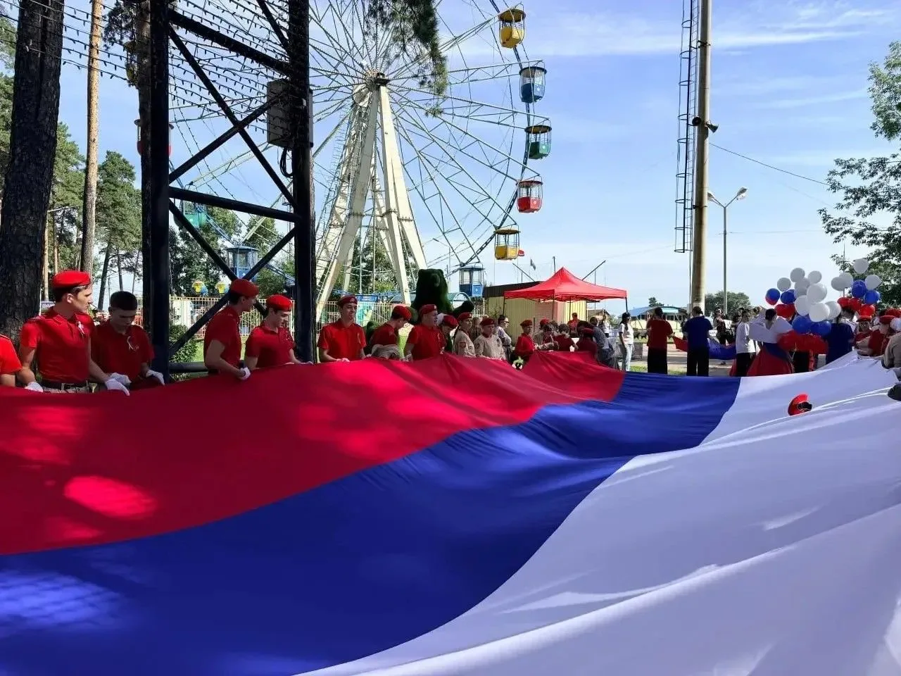 🇷🇺 День государственного флага отметили в каждом уголке Амурской области