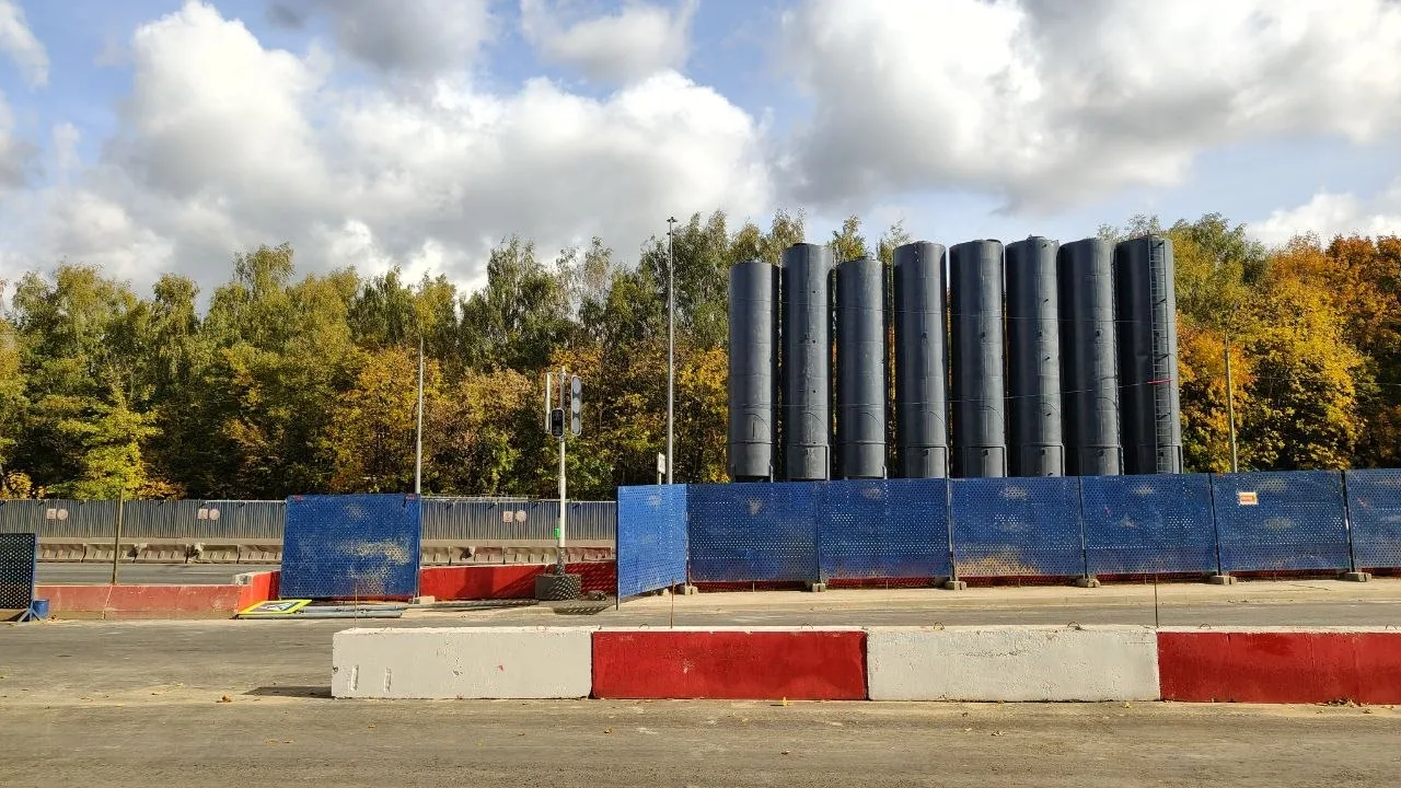 Появились светофоры в 2 местах из 3 на новой дороге напротив Липецкая 20 для подхода к ...