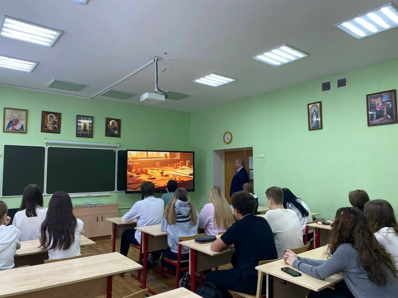 Новая учебная неделя в нашей школе традиционно началась с торжественной линейки и внеурочного заняти