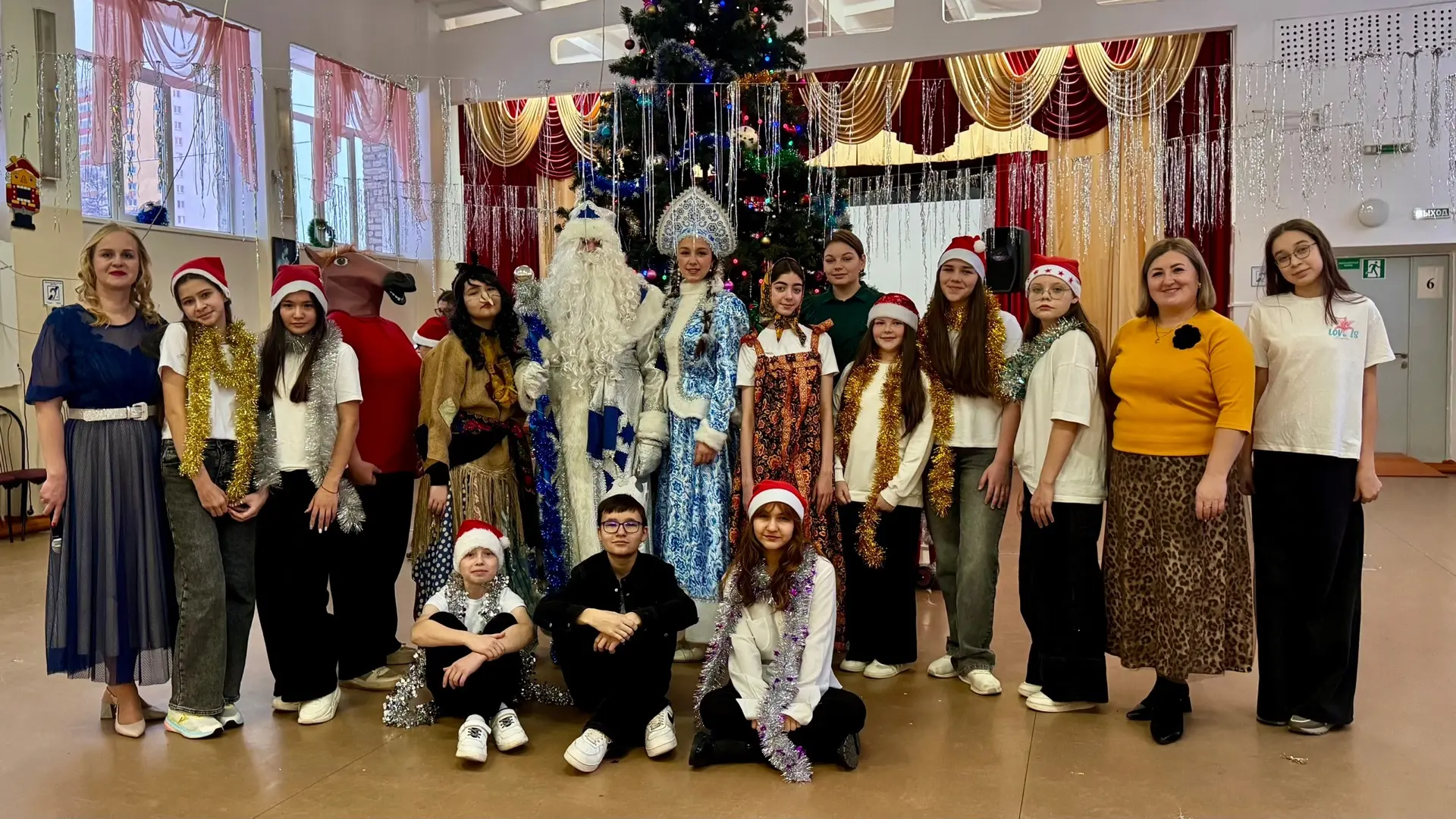 🎄🌟 Завершились волшебные праздники для учеников 1-4 классов. Мы повстречали любимых героев: Дедушку 