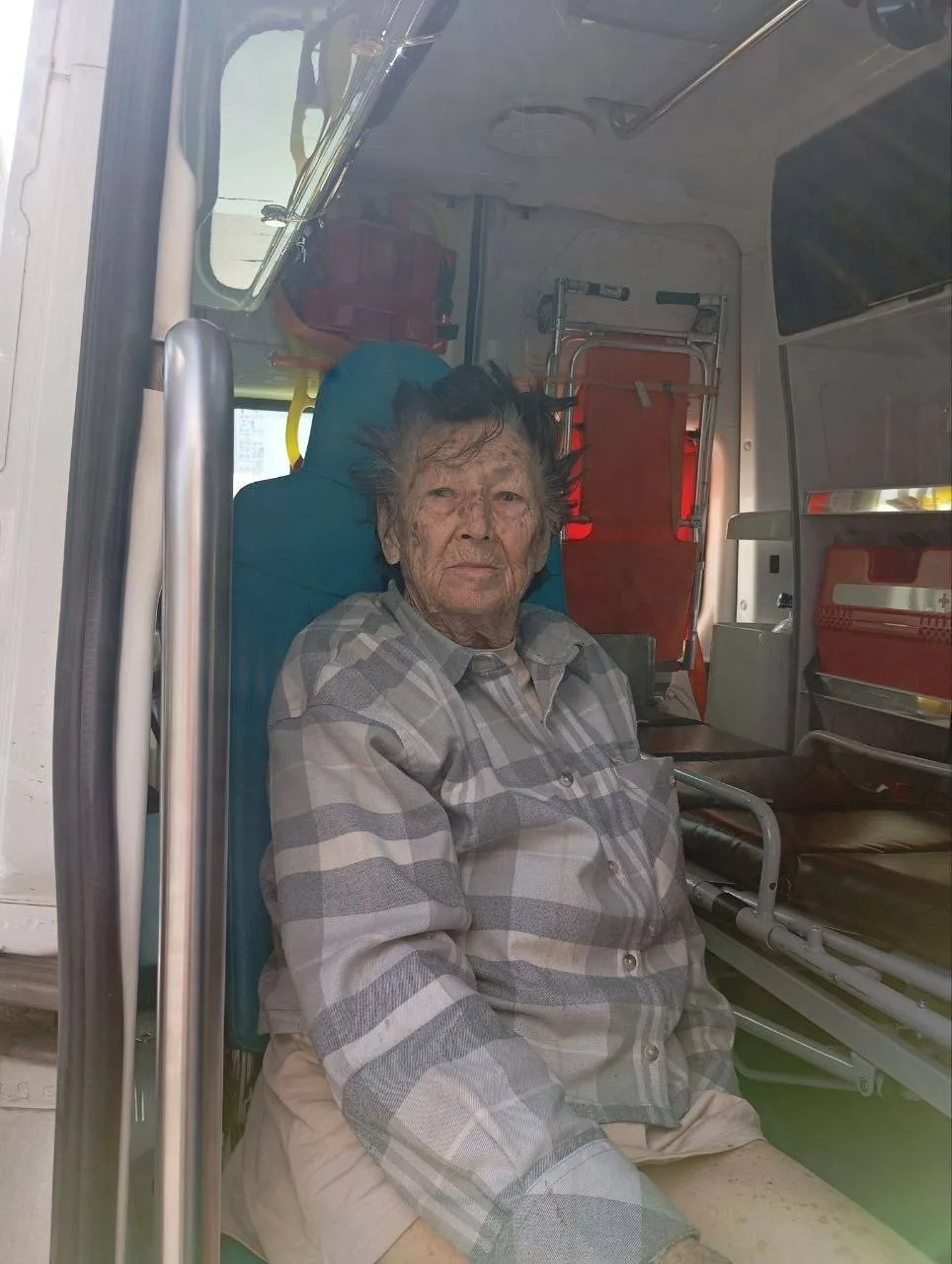 Добрый день. 
11.06.2026 в районе 10 утра 
по адресу Люберцы ул. Юности 2 была найдена пожилая женщи