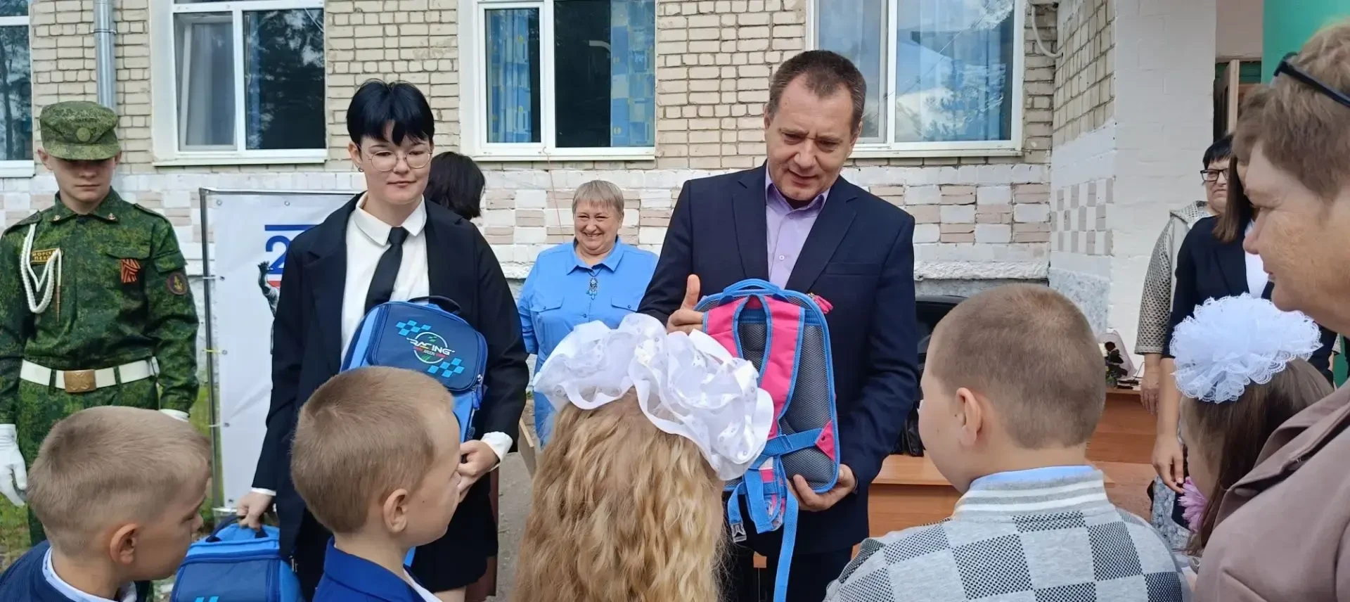 Торжественная линейка : с новыми знаниями — к новым победам!