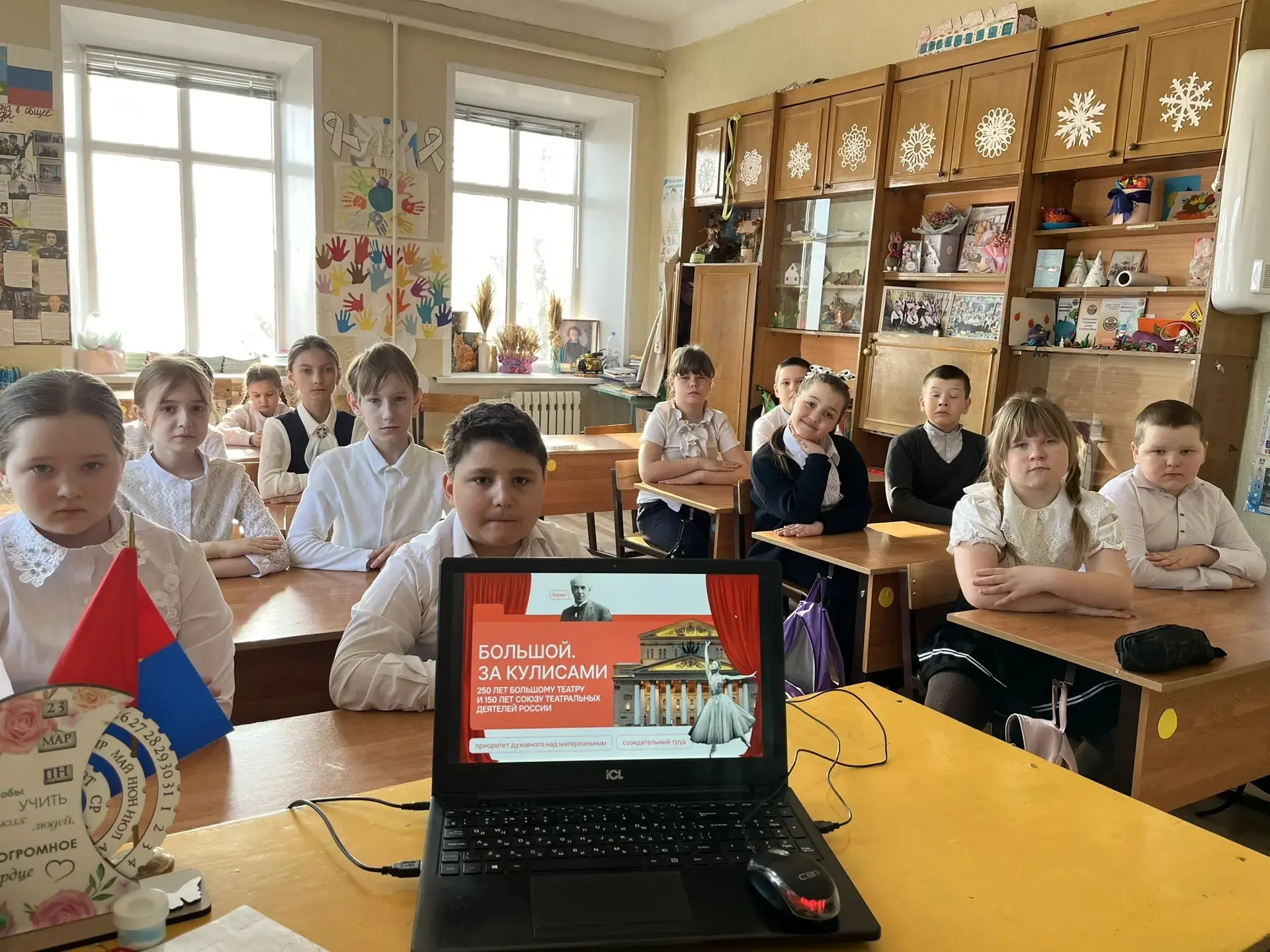 🏫 Неделя в нашей школе и её  филиалах началась с традиционной еженедельной линейки — важного и вдохн
