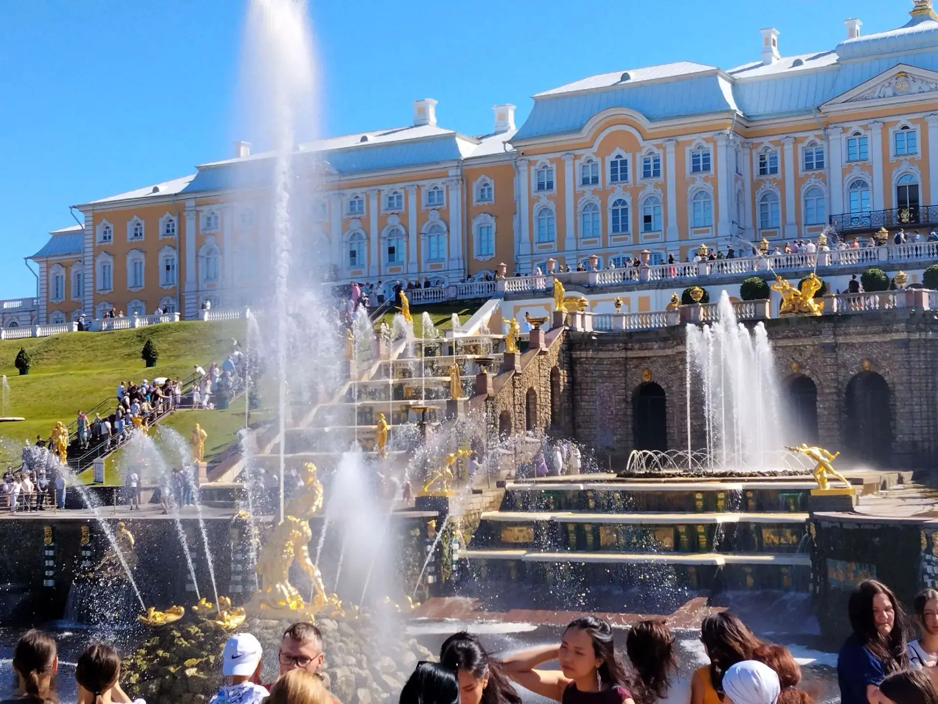 #АКТИВНЫЕ_КАНИКУЛЫ 
ПЕТЕРГОФ - ТАНЕЦ ВОДЫ И КАМНЯ
Петергоф — словно застывшая симфония: здесь каждая