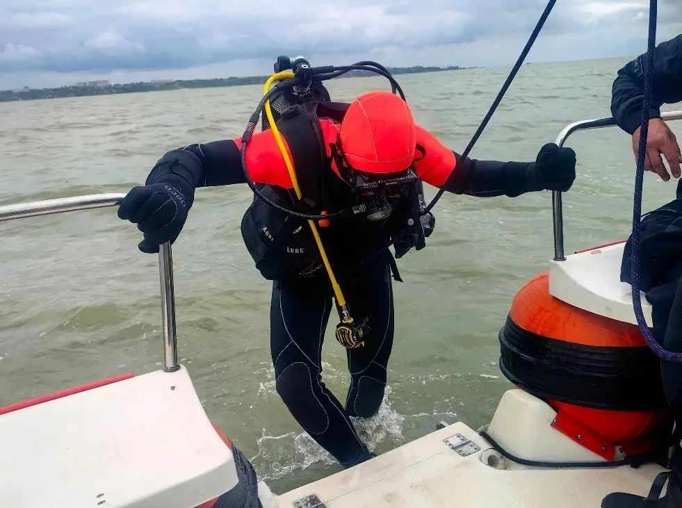 🤿 Водолазы подготовили акваторию в Таганроге для амфибий Бе-200 ЧС  Представьте: под водой, на глуби
