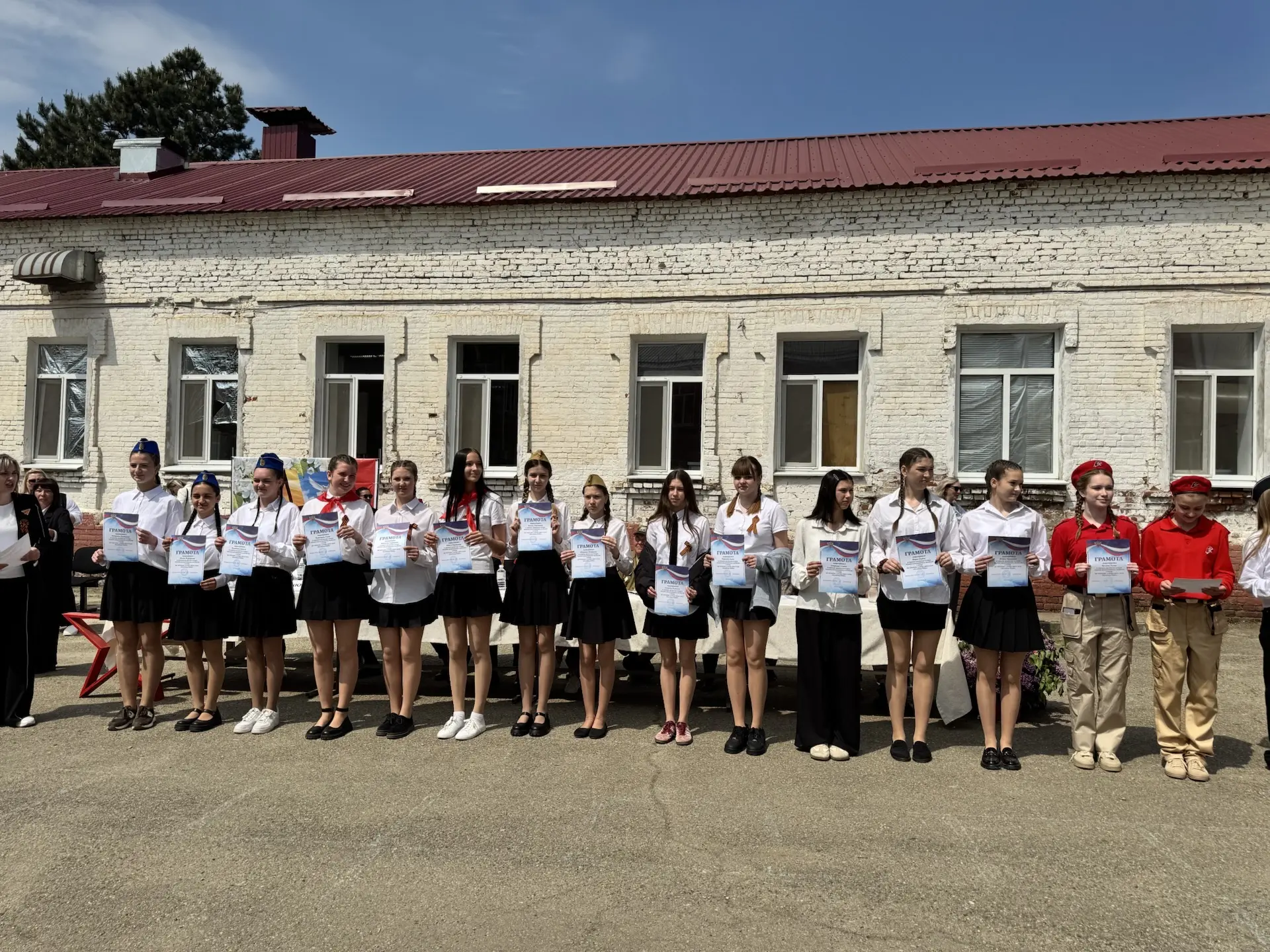 В нашей школе прошёл смотр строя и песни, приуроченный к 81-й годовщине Великой Победы 🇷🇺  В преддве