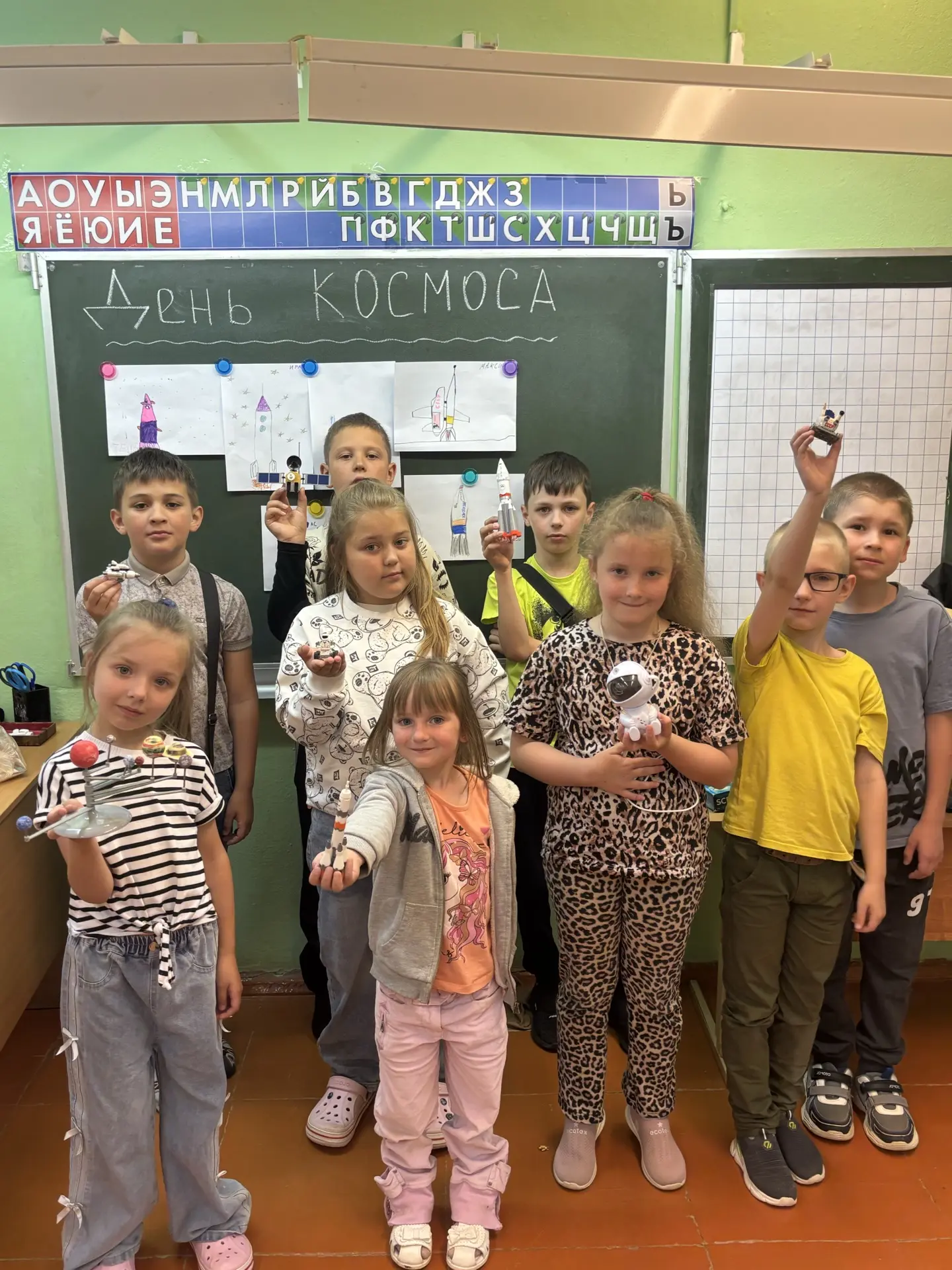 🚀 3, 2, 1... Поехали! Сегодня наш школьный лагерь отправился в космическое путешествие!🌌

Земля ос