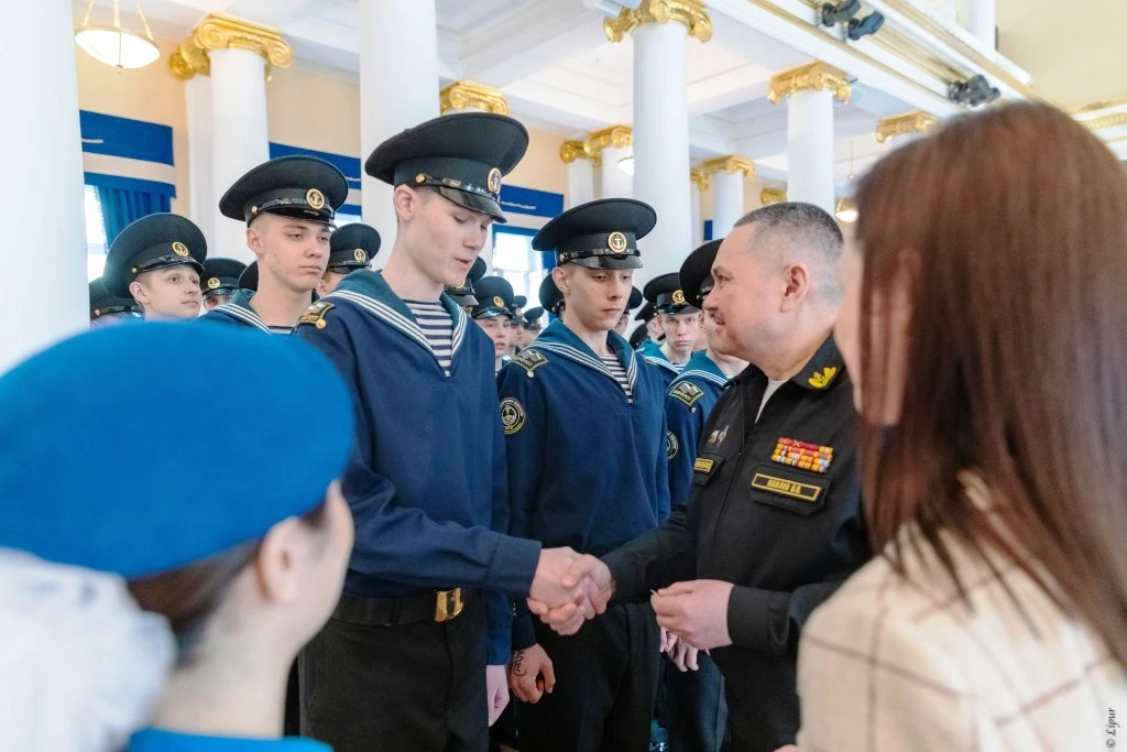 🚢 В клубе Адмиралтейства прошла торжественная церемония вступления курсантов Морской технической ака