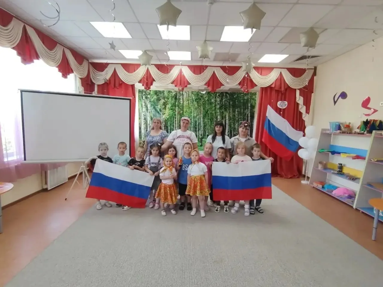 День России в детском саду — это способ познакомить детей с госсимволами. Развлечение для детей пров