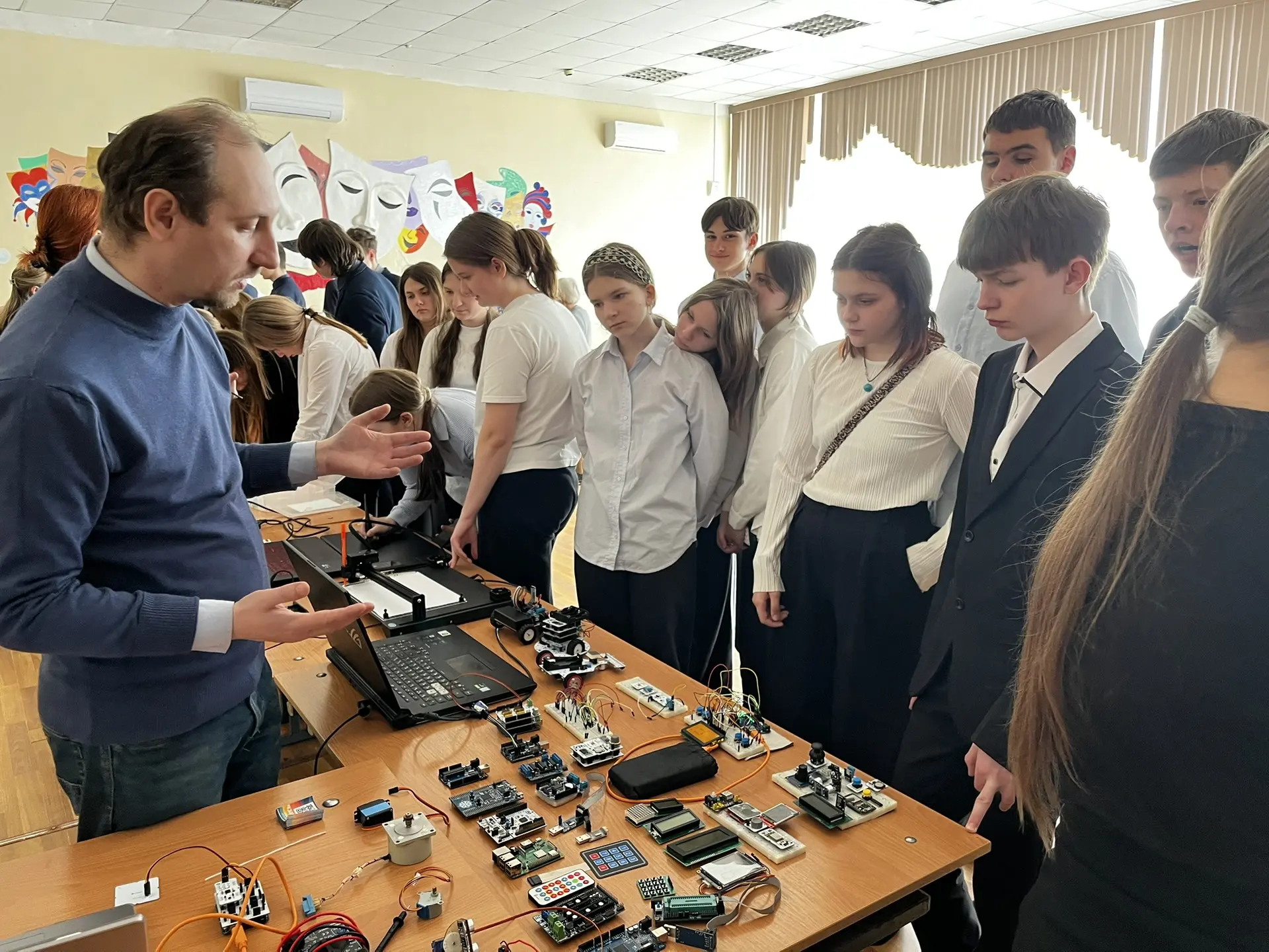 ✔️В нашу школу приехал Кванториум!!!🌟  Ребята узнали о направлениях обучения, поближе познакомились 