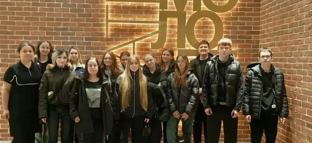 Учащиеся 10 класса посетили Приморский театр молодежи 🎭 и посмотрели пронзительный спектакль «Связи»