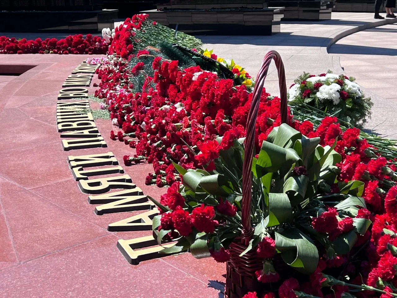 Вы все уже знаете, что вчера произошло на Мемориале площади Славы из предыдущего поста. Но если не в