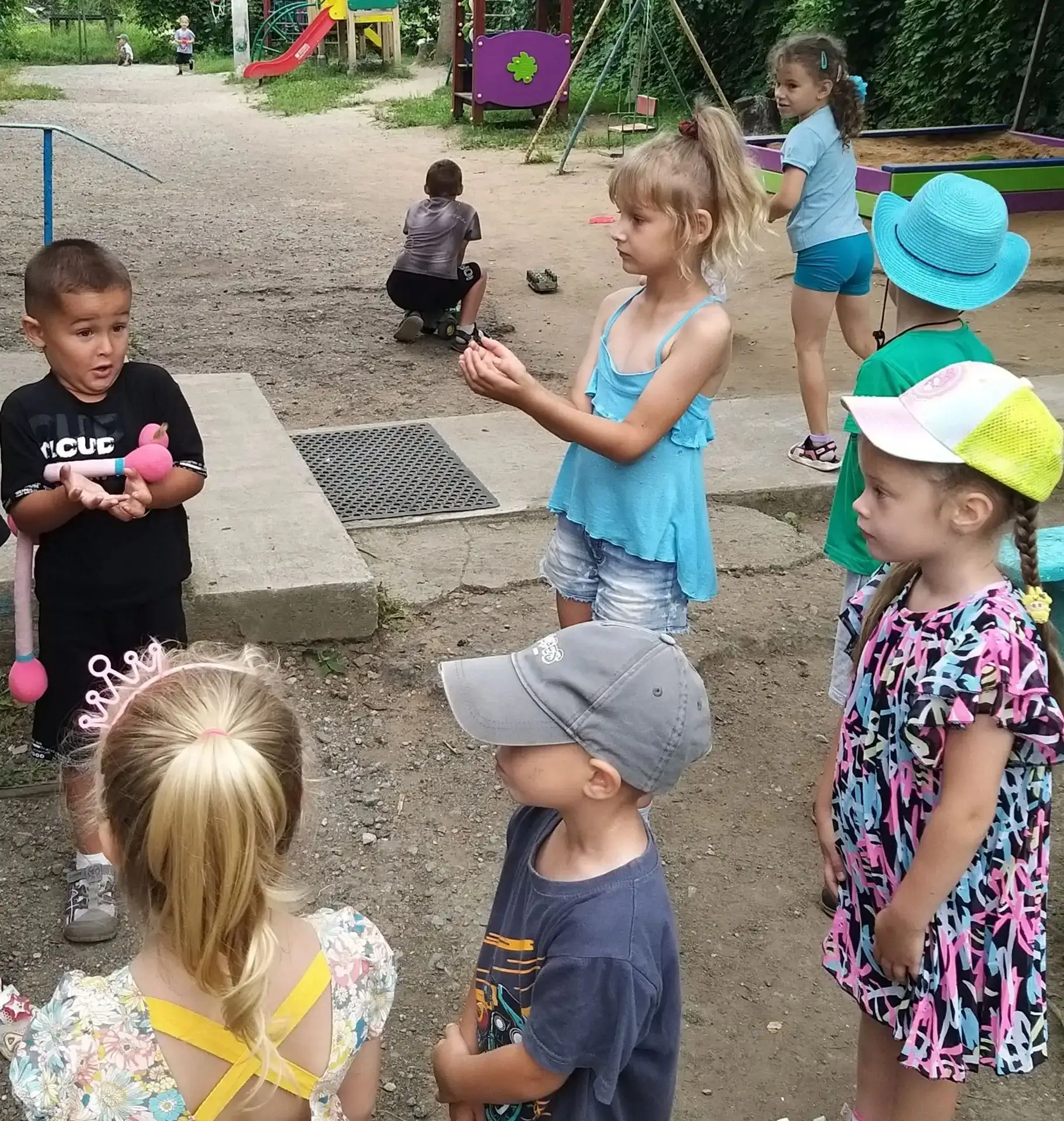 Наш участок превратился в настоящую сказку! ✨ Представьте себе картину: солнышко, цветы...
