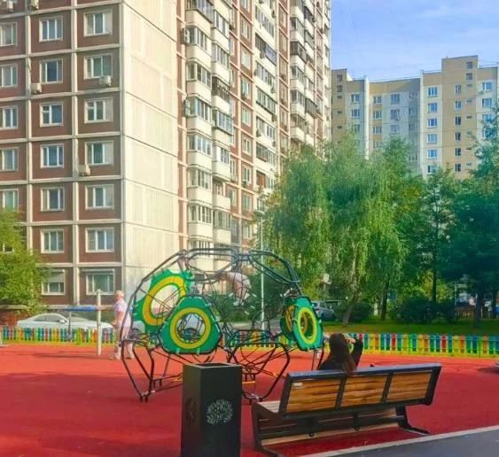 🔧 Во дворе на Новомарьинской завершили благоустройство