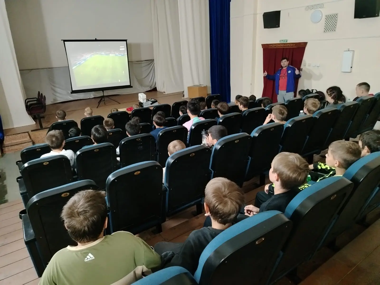 Воспитанники лагеря «Сокол» посмотрели матчи чемпионата мира по футболу FIFA 2026

15 июня воспитанн