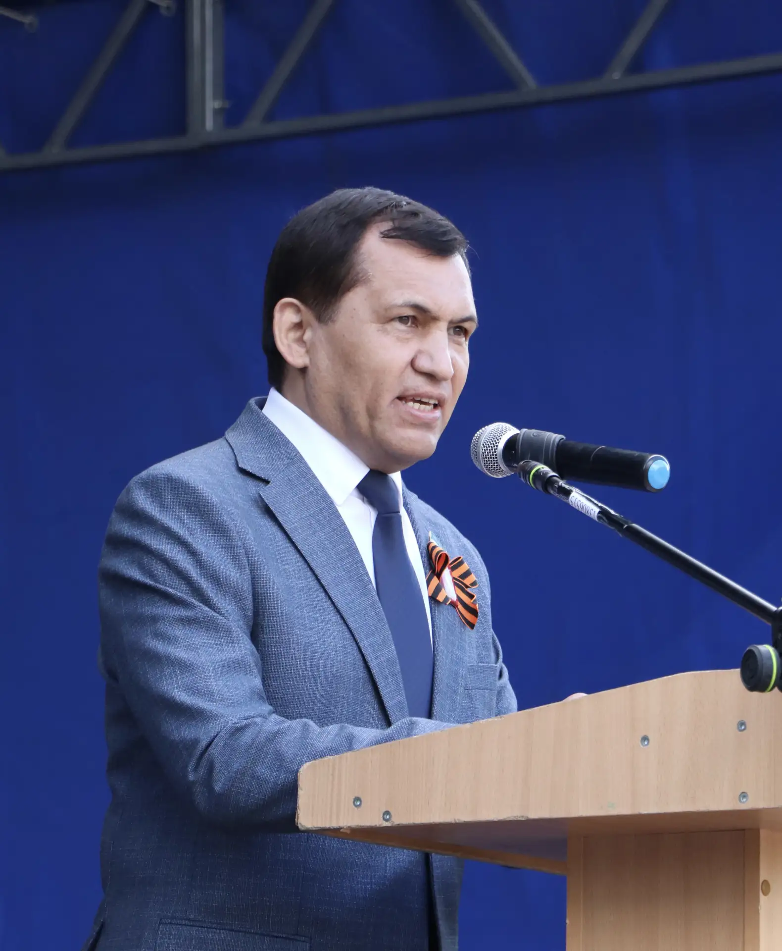Этот великий праздник – День Победы – я встретил в своём избирательном округе, в Аургаз...