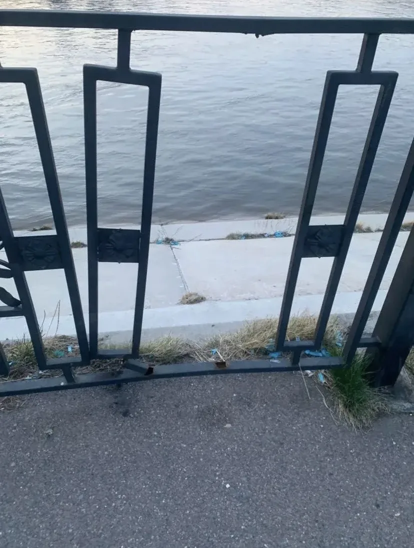 🌊🔧 Восстановлено ограждение на набережной в районе Платинум Арены! 

🙌 Недавно мы получили сигнал