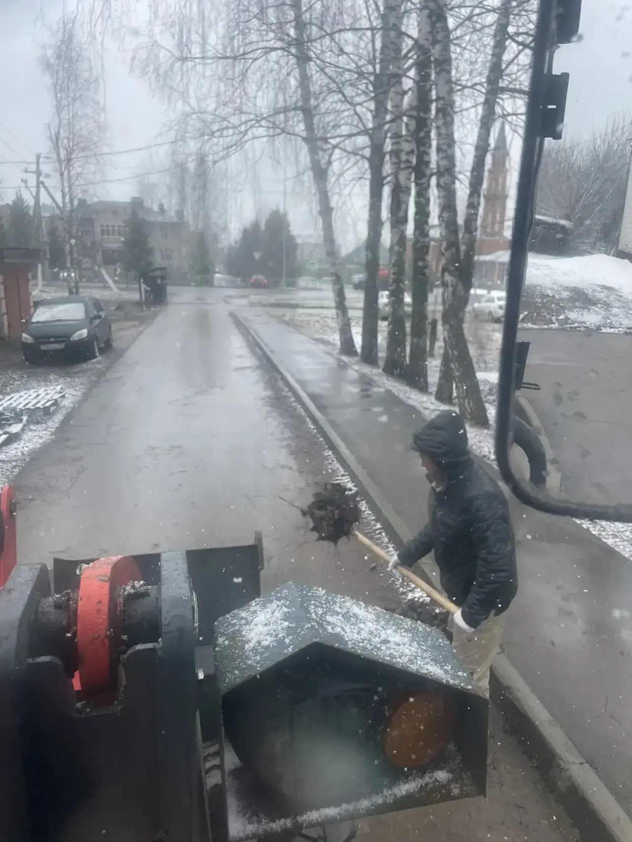 Во дворах произвели очистку бордюров от песка и грязи