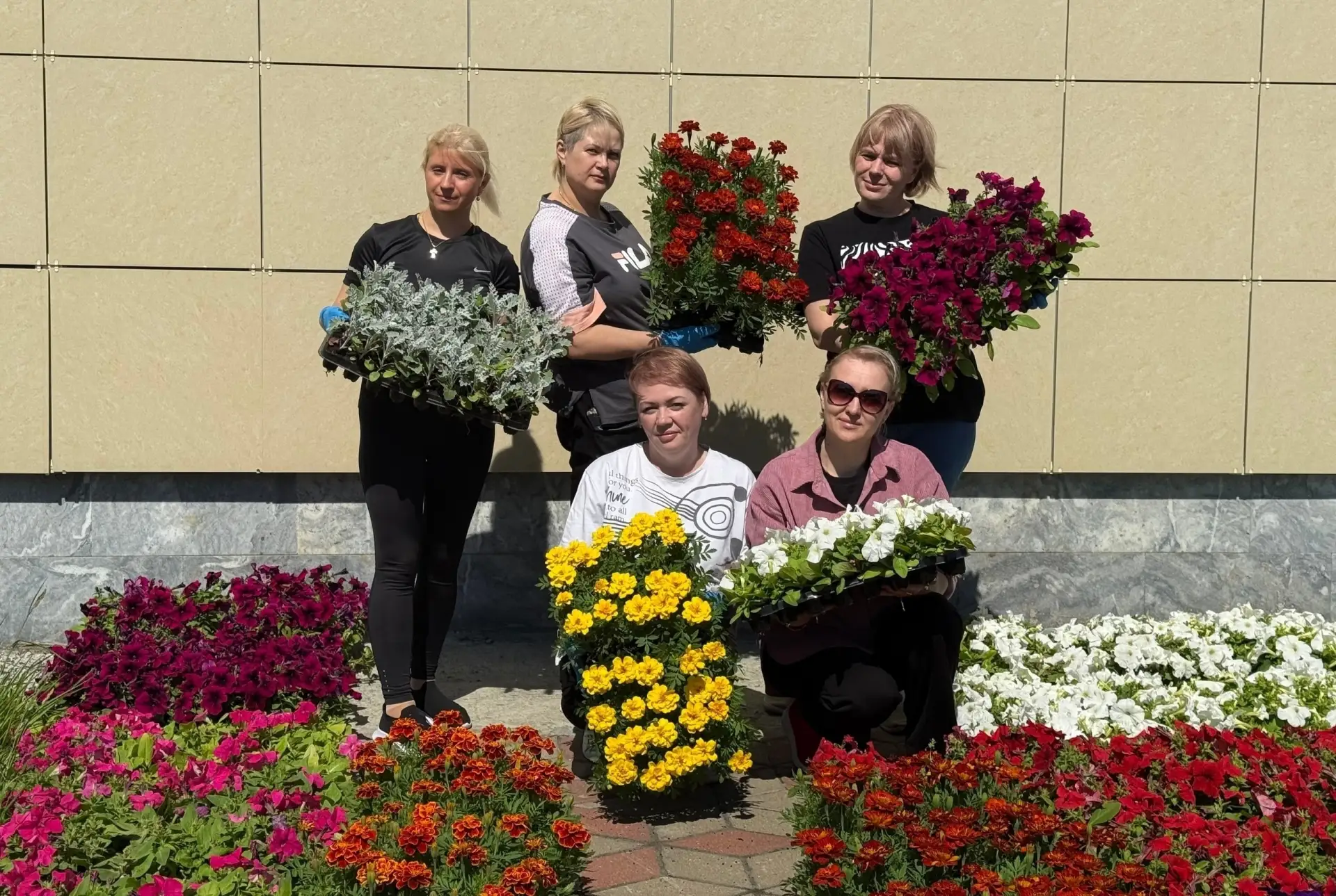 🌺  3300 цветов украсили прогулочные зоны Кардиоцентра в этом году!