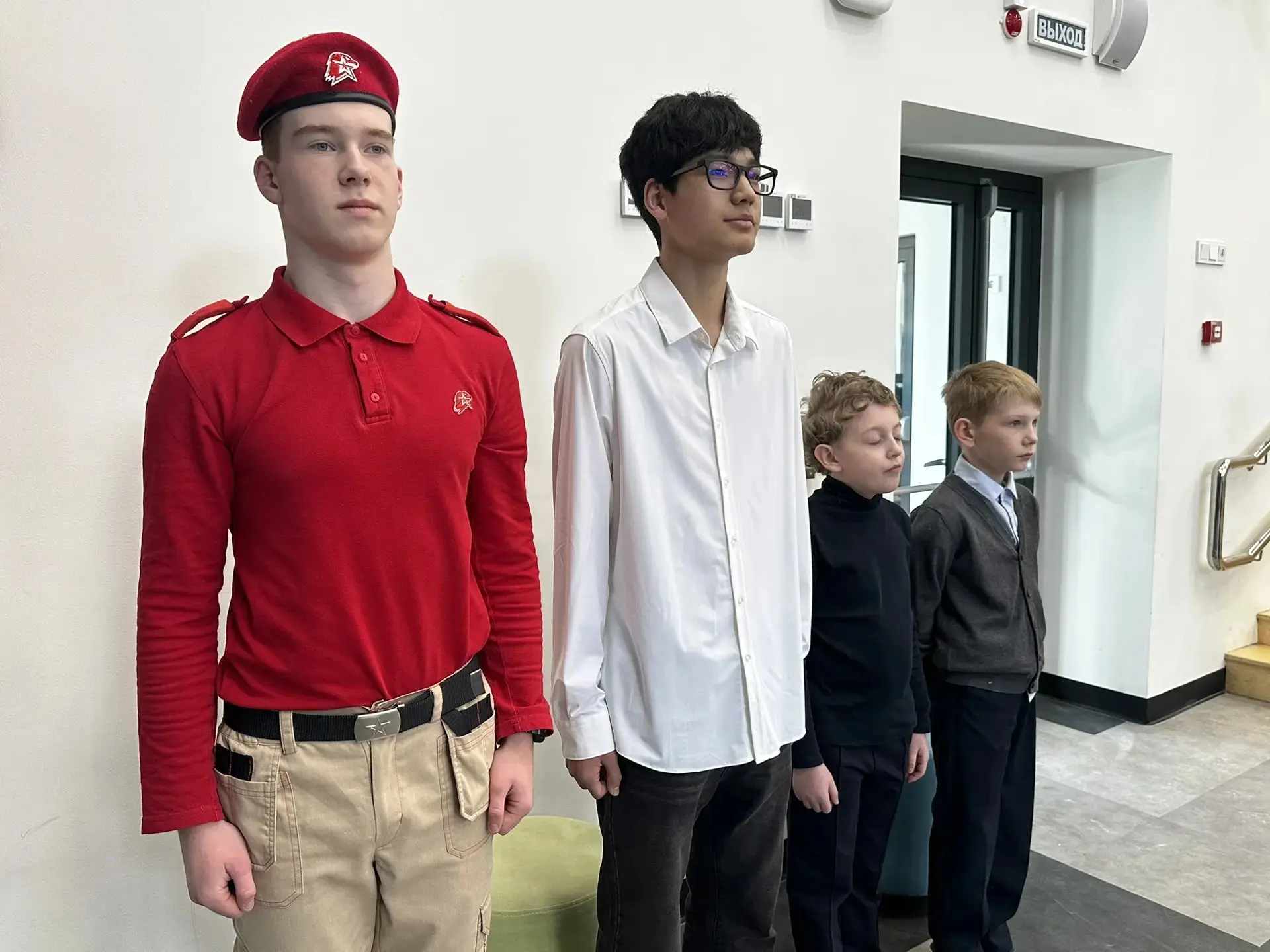 🇷🇺 Мы начинаем неделю с главного символа страны!  Понедельник в нашей школе — это не просто уроки. Э