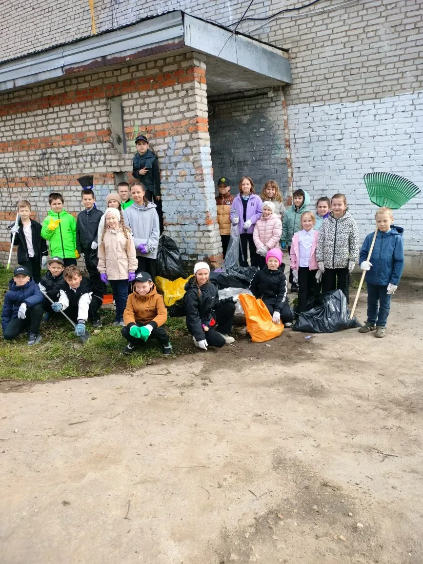 🌱🧹 Маленькие сердца — большие дела! 🧹🌱  Пока старшеклассники показывают пример, наши замечательные р
