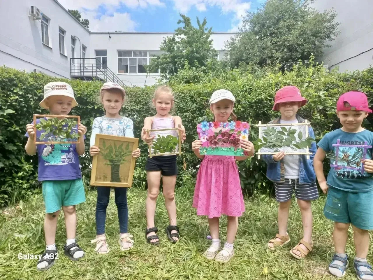 🌱 Неделя «Что растёт вокруг нас» в средней группе № 10!

🌳 Воспитанники осматривали деревья и куст