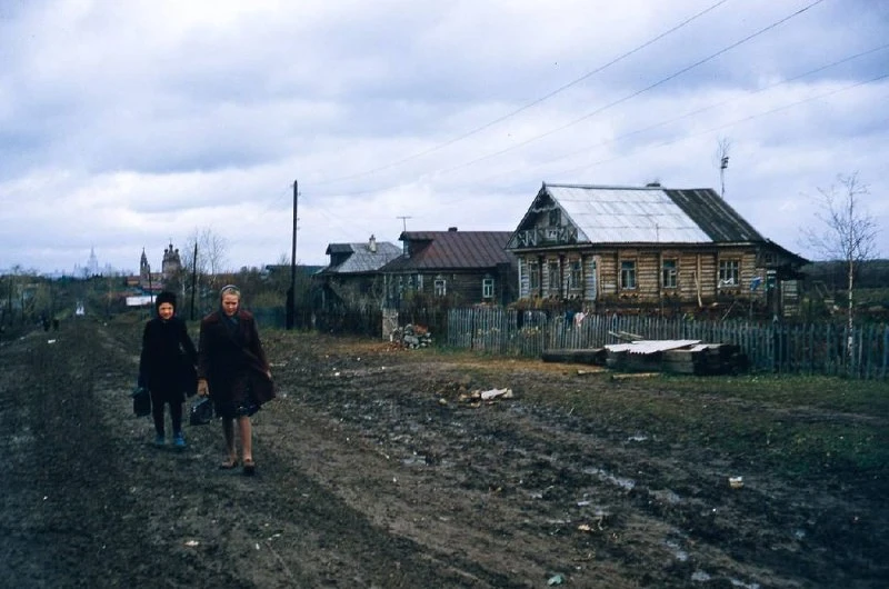 В 1956 году на месте Тропарёво была деревня с деревянными домами и грунтовой дорогой. С...