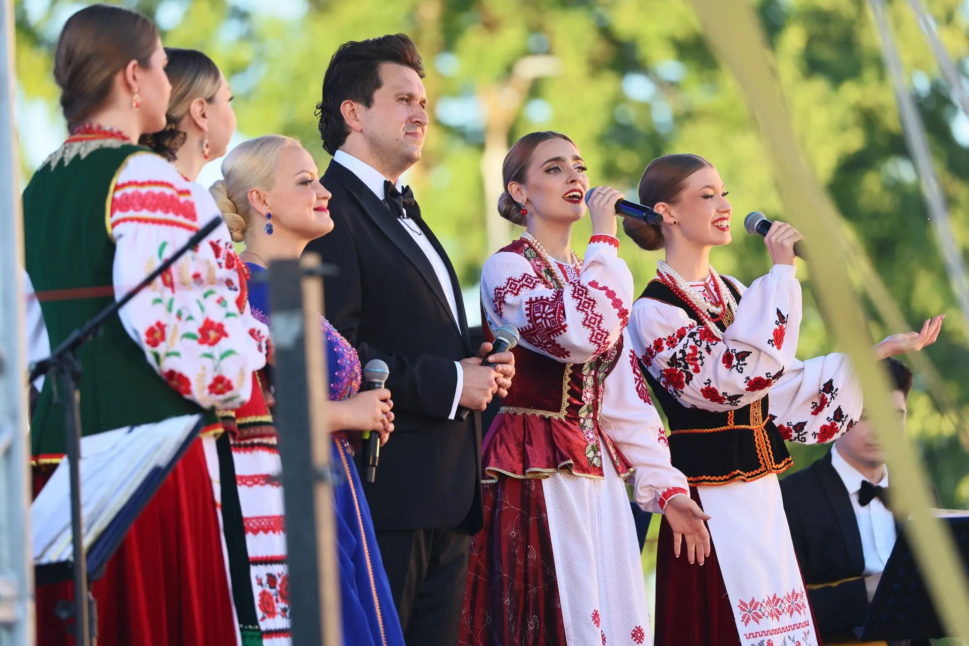 Яркие кадры праздничного концерта на Кремлёвской площади Вологды в честь Дня России.

Для вологжан и
