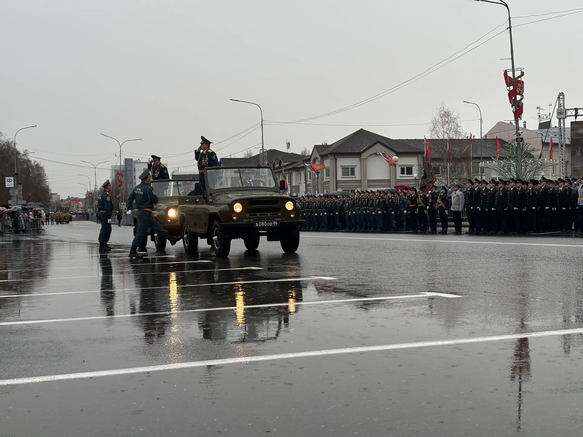 Торжественным маршем по центру города прошли территориальные подразделения МЧС, Росгвардии, МВД, суд
