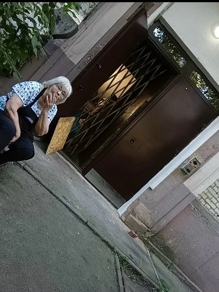Ленинский проспект, дом 176, постоянно курят сотрудники заведений, несмотря на жалобы жильцов.