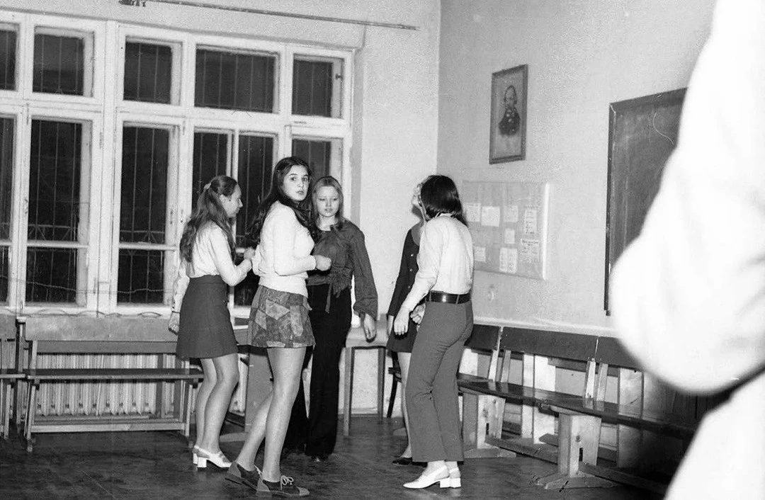 Вот где была настоящая магия молодости - школьная дискотека в актовом зале, где сердце ...